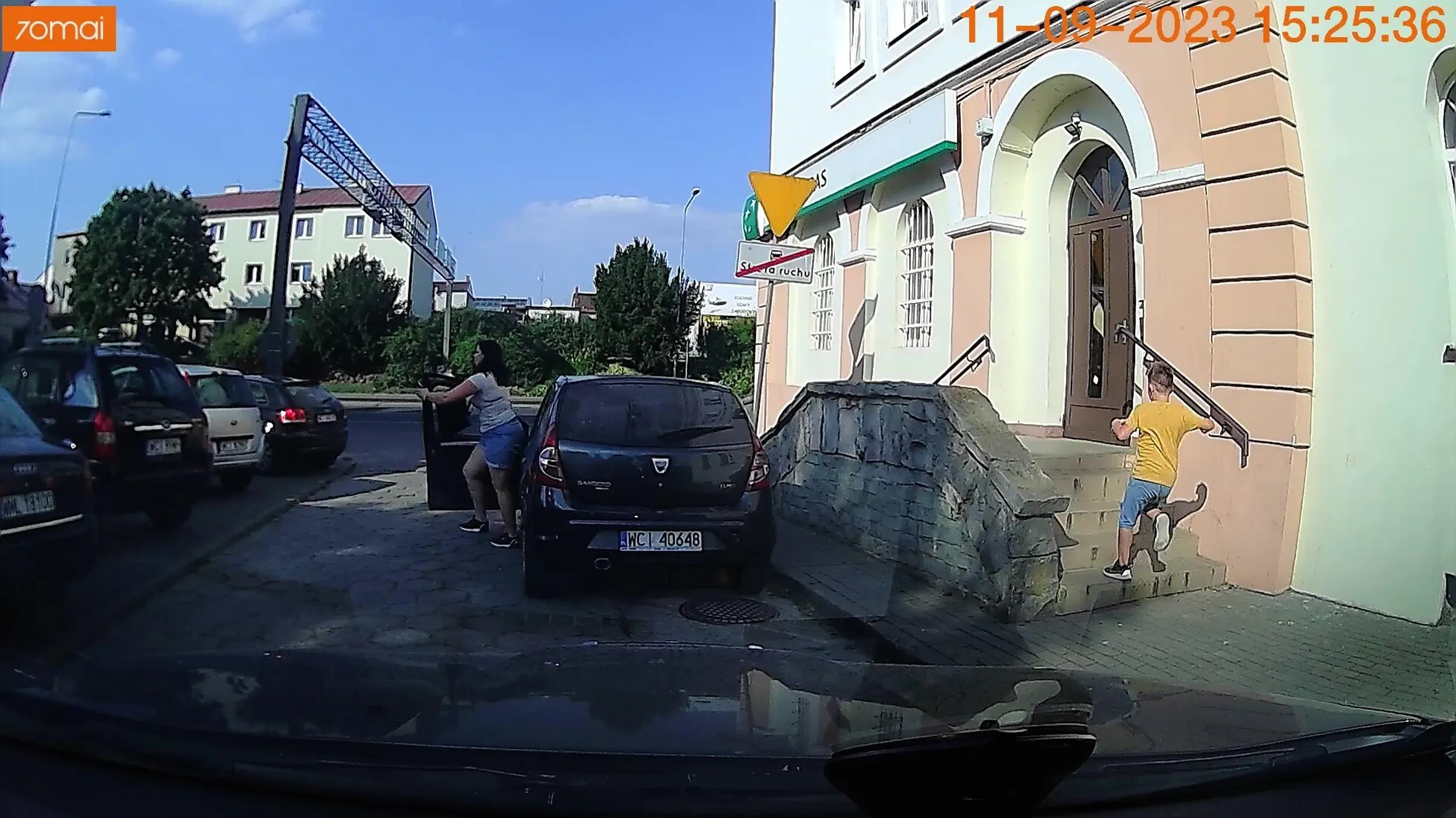 Stanę sobie  w przejeździe, co złego się może stać? Inni? A niech jadą na milimetry.