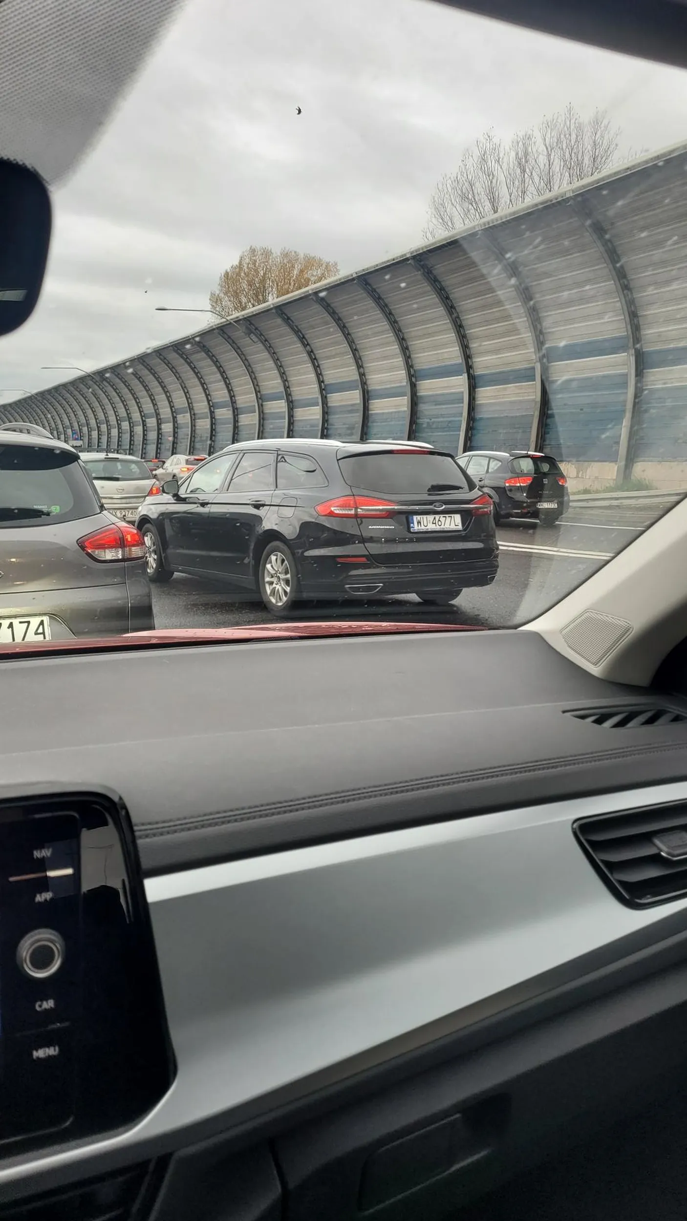 Wpuszczamy się na zakładkę, Pan się pcha jako drugi przede mną, ale ja puszczam na zakładkę po jednym i nie wpuszczam go przed siebie na co on otwiera szybę i wali w moje lusterko żeby się złożyło. Pozdrawiam