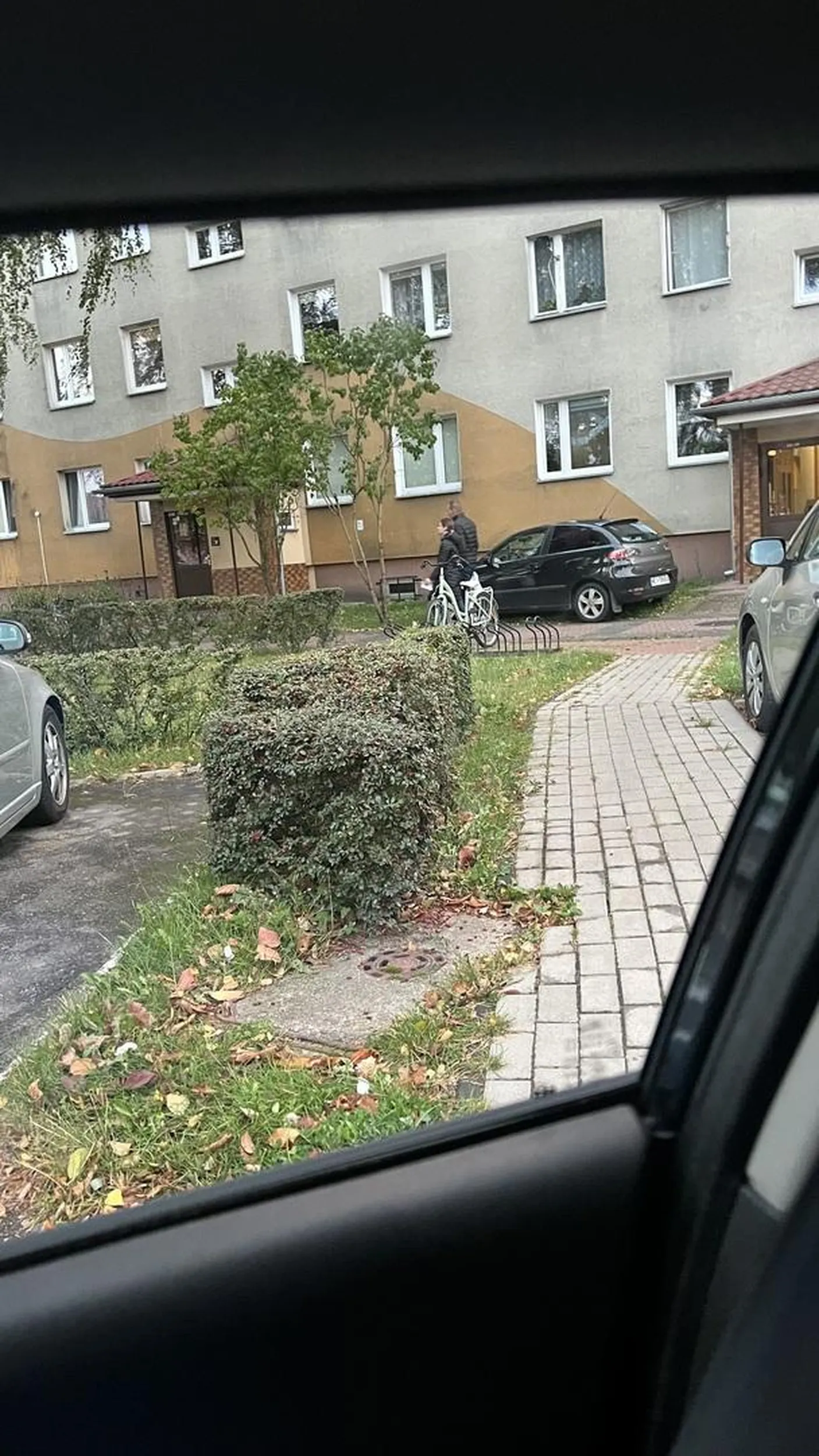 Gratuluje parkowania pod samymi drzwiami klatki na trawniku, pomimo wolnych miejsc na parkingu.