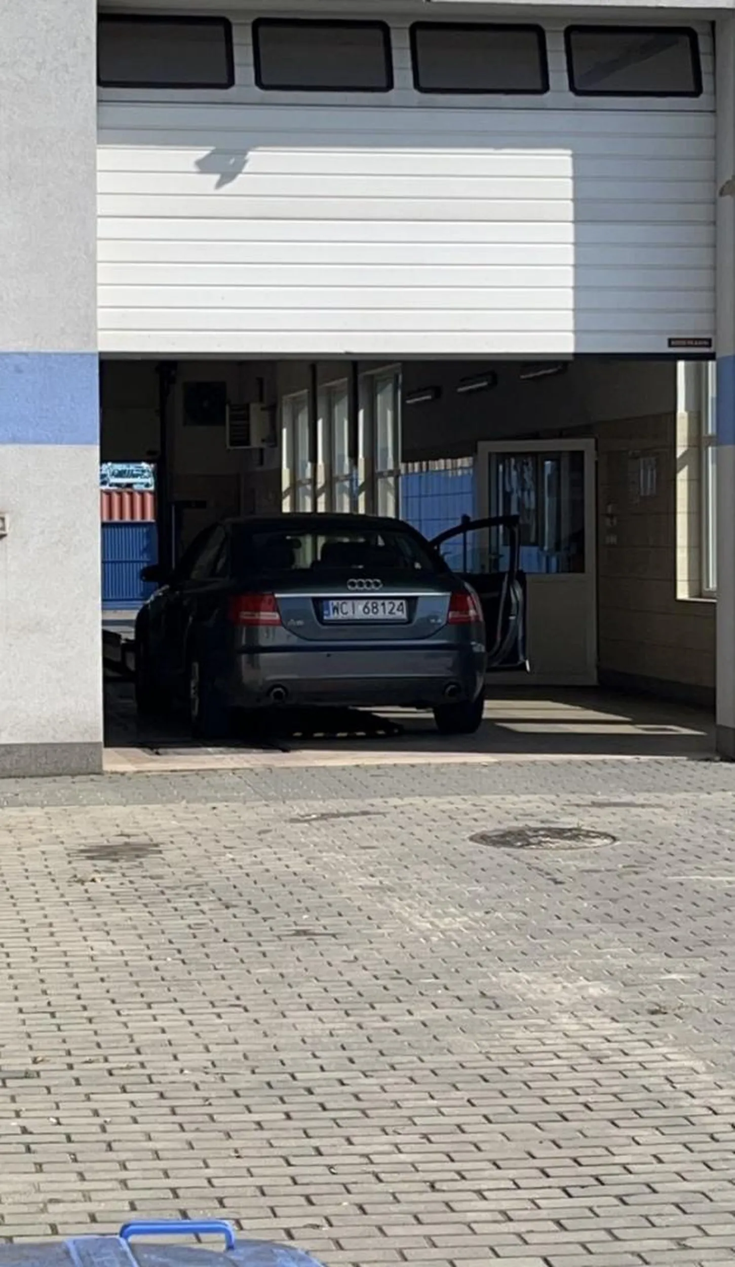 Kierowca wprowadza w błąd innych uczestników ruchu drogowego. Tak naprawdę nie jeździ Audi A6 2.4 tylko A9 4.2 i porobił moje sportowe BMW 2.0d jak chciał… Nie polecam się z nim ścigać.