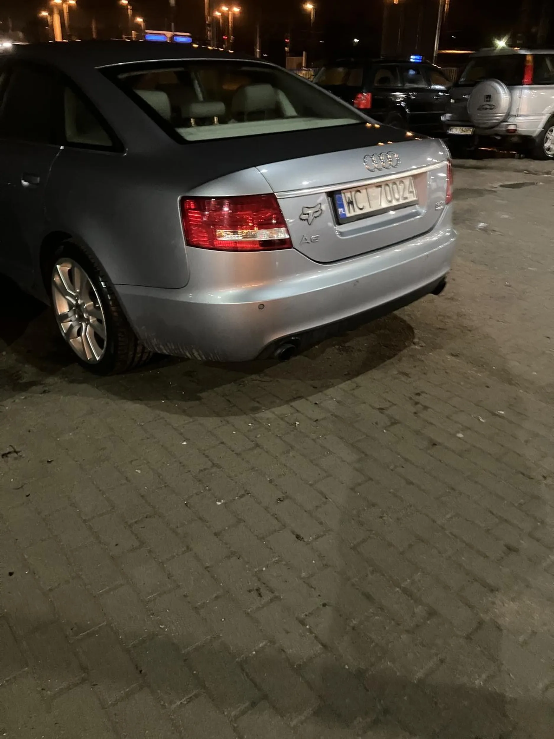 Parking cały pusty, ale tyłek ałdi musi wystawać na chodnik
