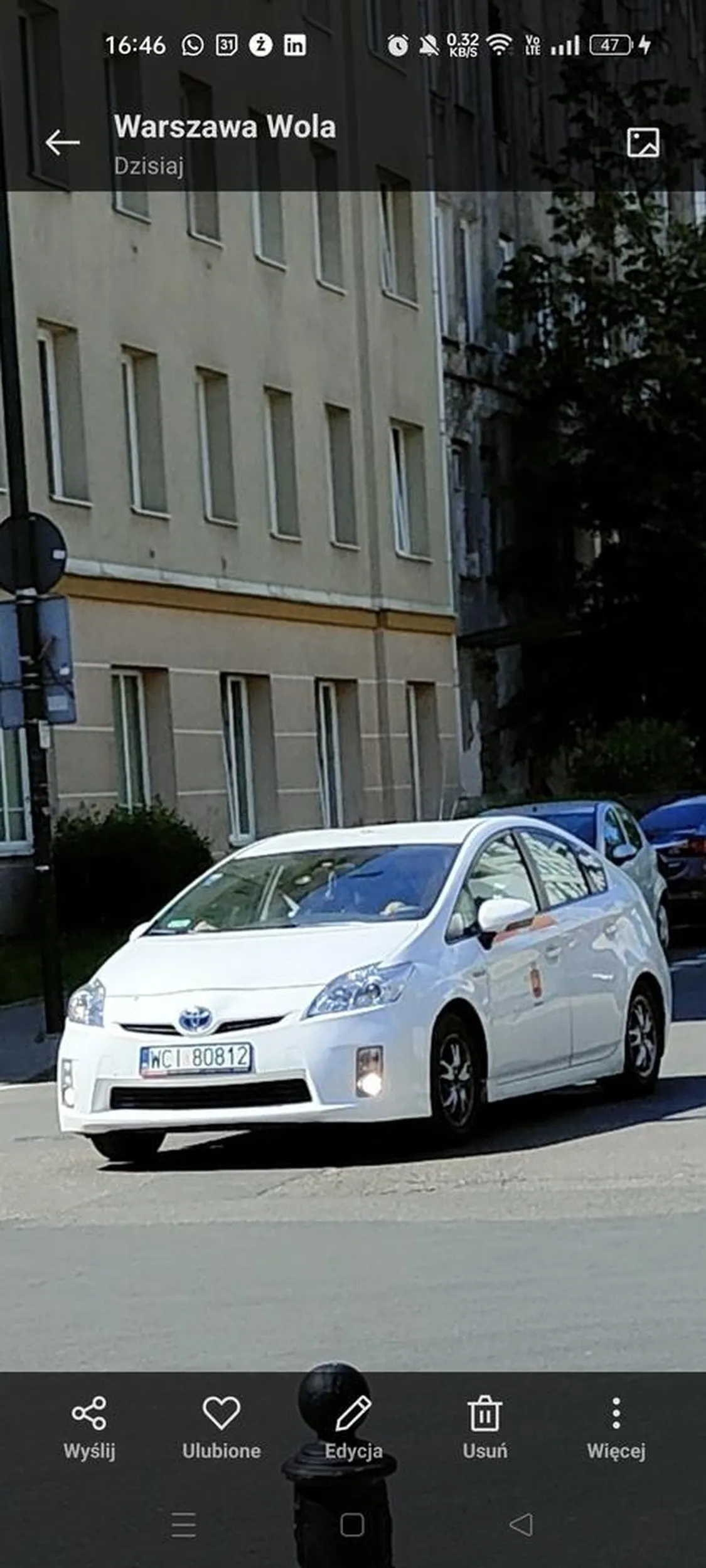 Pędzi jak wariat po osiedlowych uliczkach, trąbi na ludzi na przejściu dla pieszych. Chyba ma coś z głową