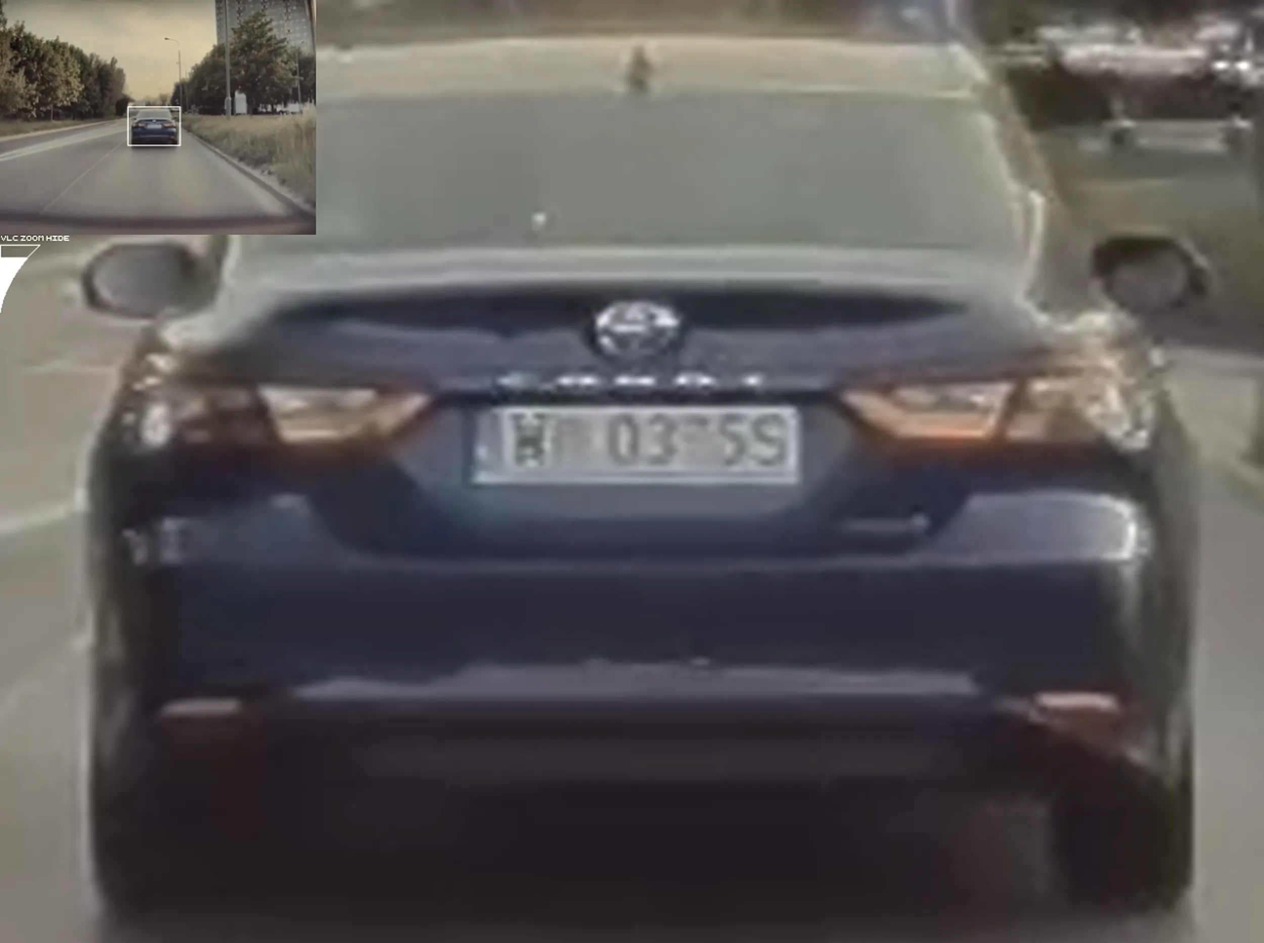 Cwaniaczek wydrapał sobie dwa znaki z tablicy. Chyba że tak na wstecznym obiła mu się od kamieni.