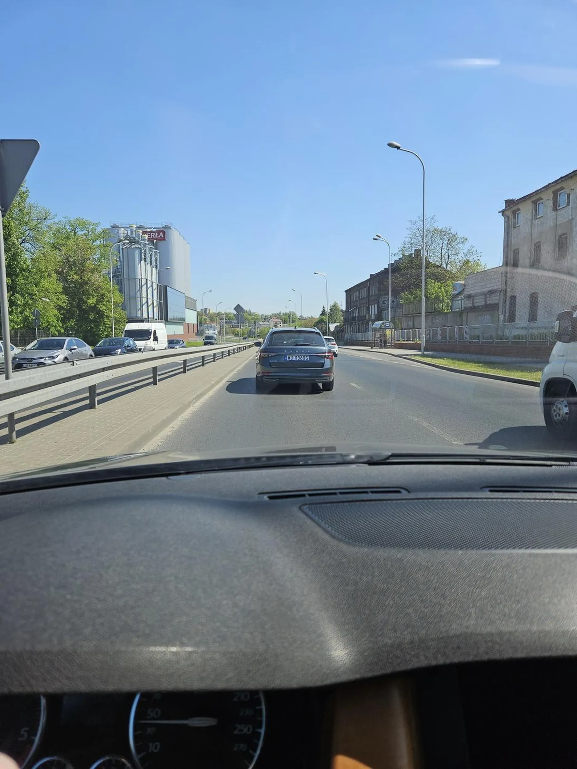 Ciągnie się lewym pasem i hamuje bez potrzeby. Głupia pala