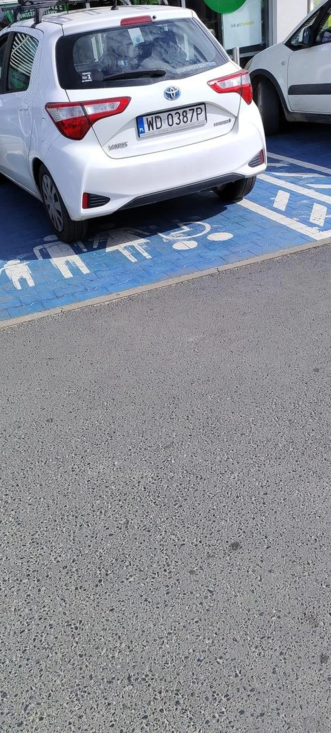 Przedstawiciel Eurocash parkuje na miejscu dla rodzin z dziećmi