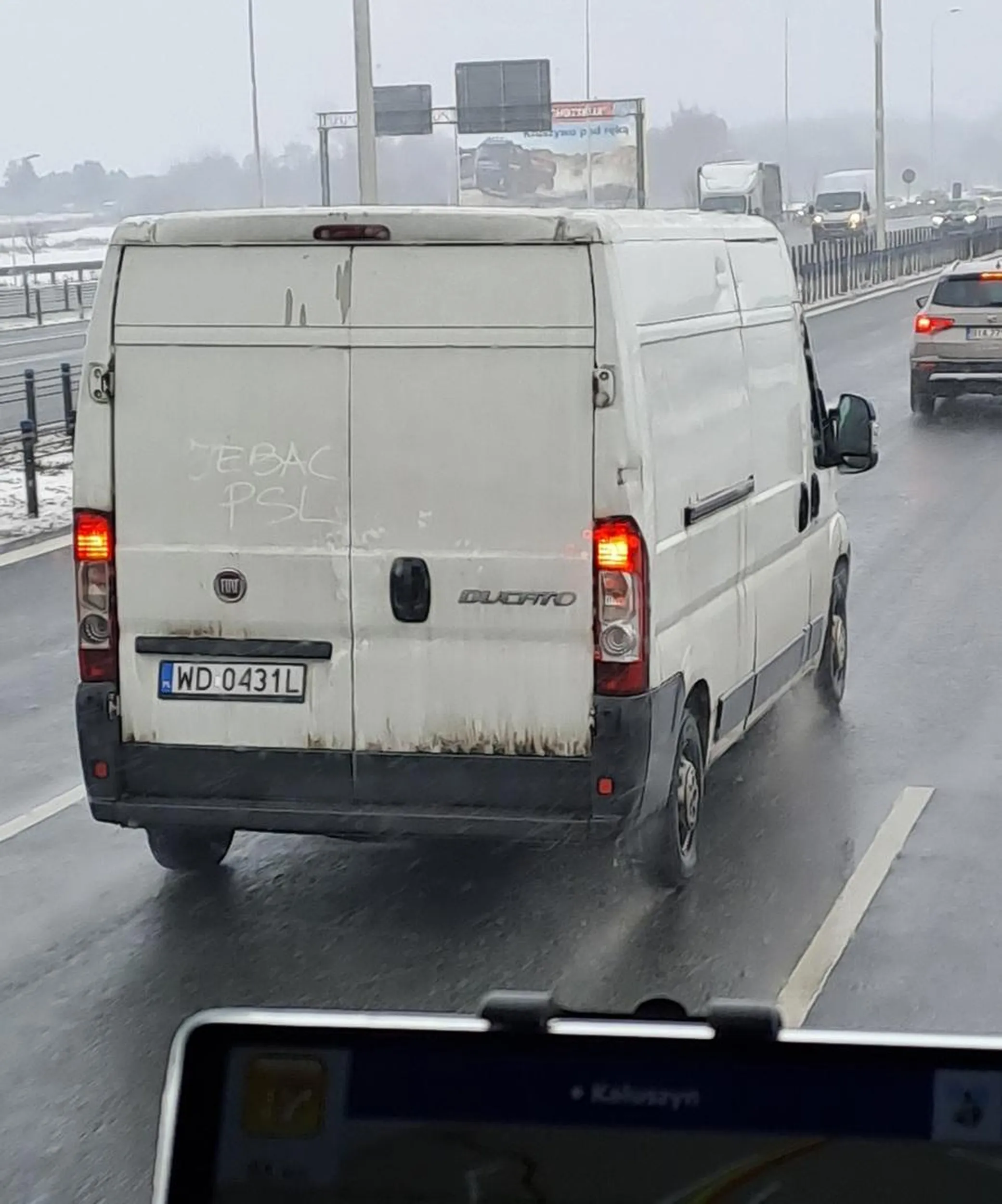 Wysoka kultura osobista uwieczniona napisem na brudnych drzwiach.