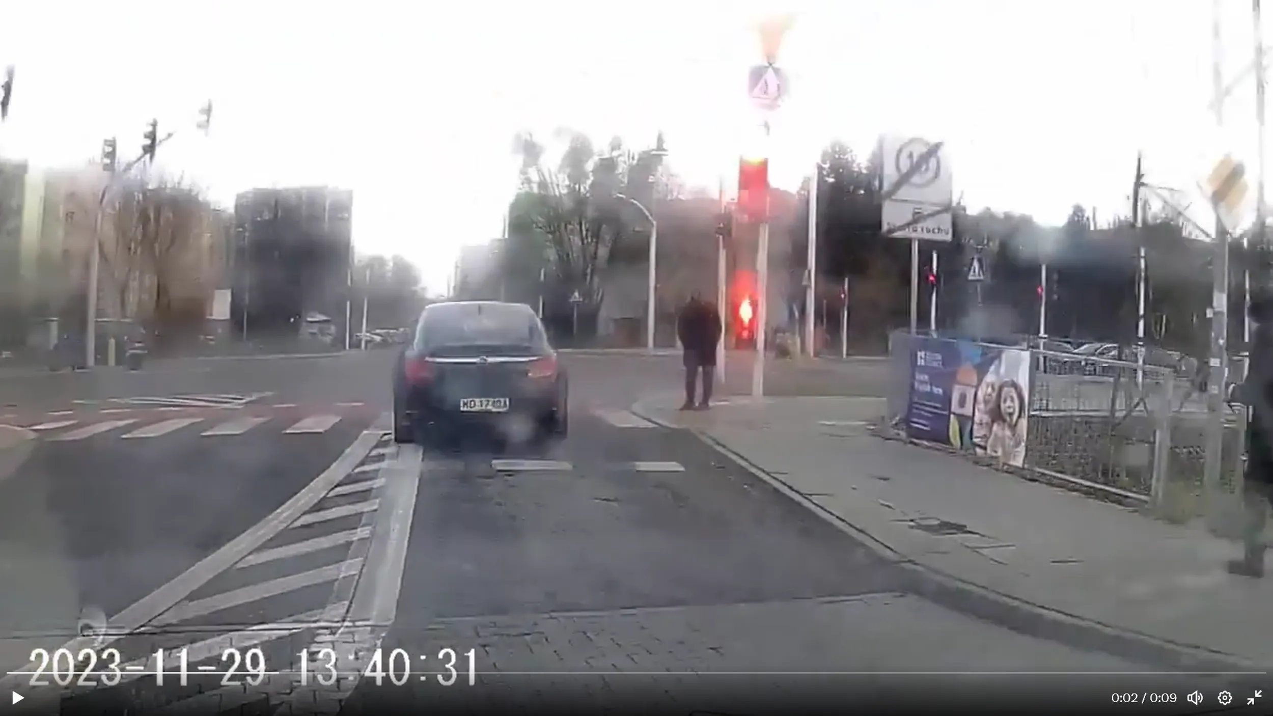 Na czerwonym po pasach, prawie przejechał przechodnia