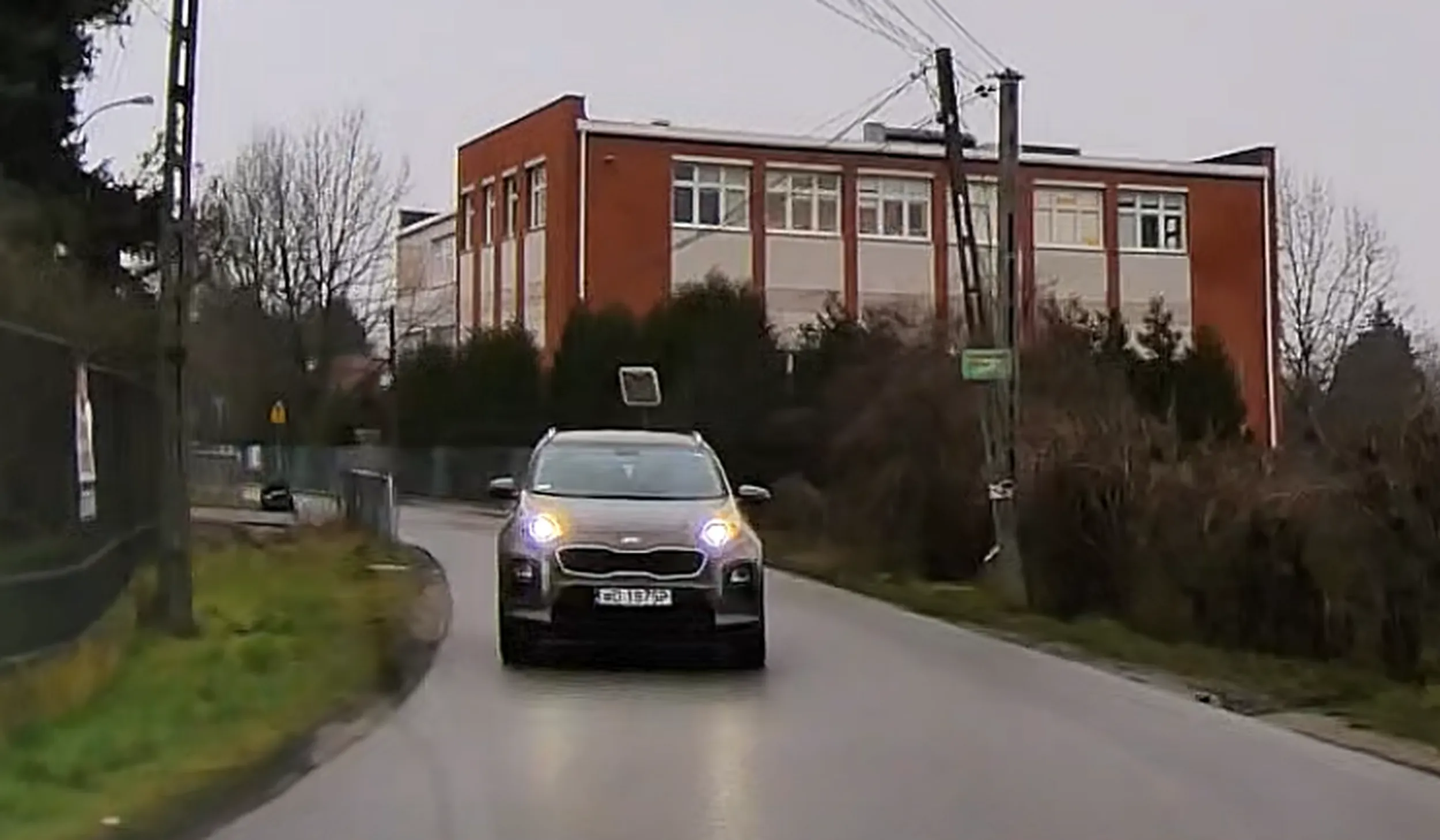 Na wąskiej ulicy jeździ środkiem i jeszcze trąbi na innych, że za blisko przejeżdzają.