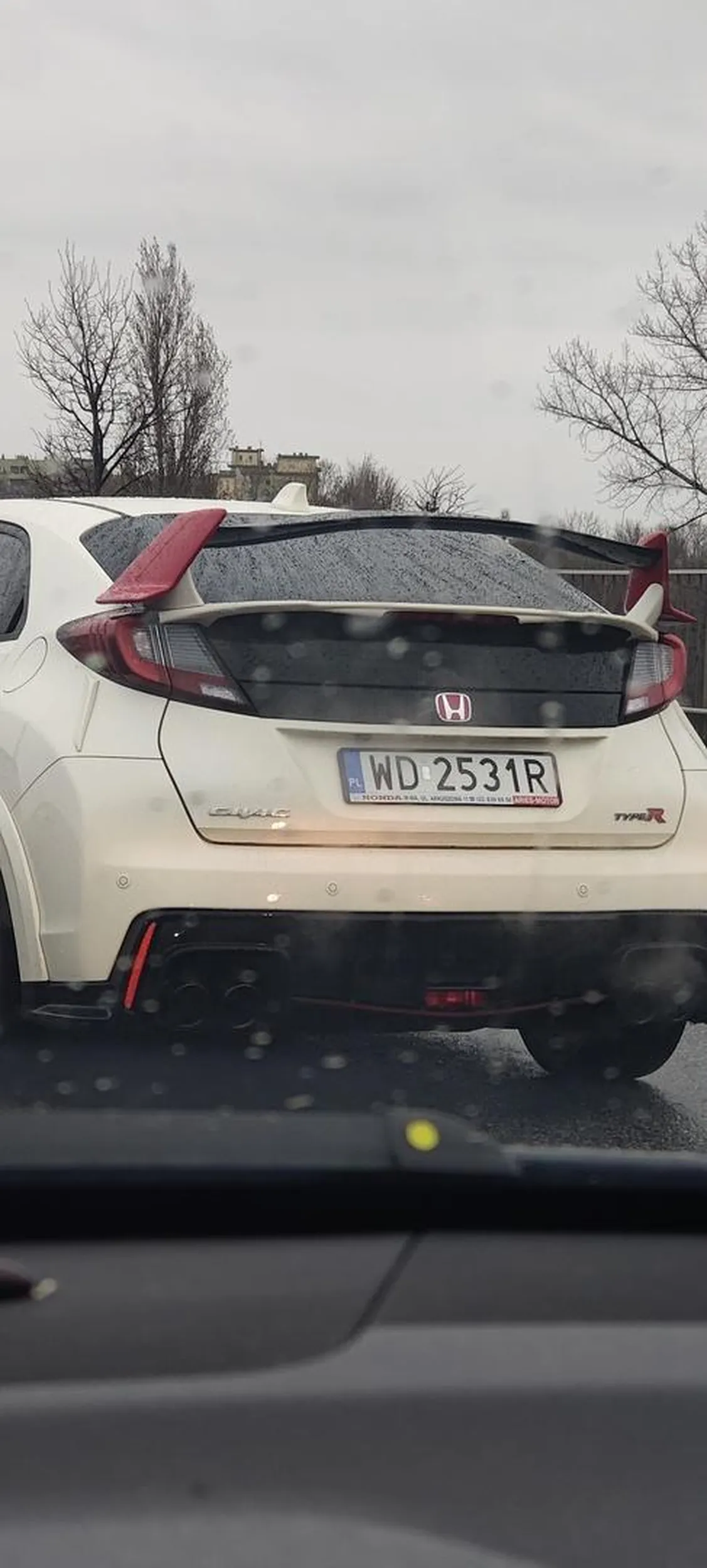 Pajac! Najpierw wyjeżdża przed maskę a później hamuje. Na koniec oczywiście jeszcze miał czy przez szybę xD