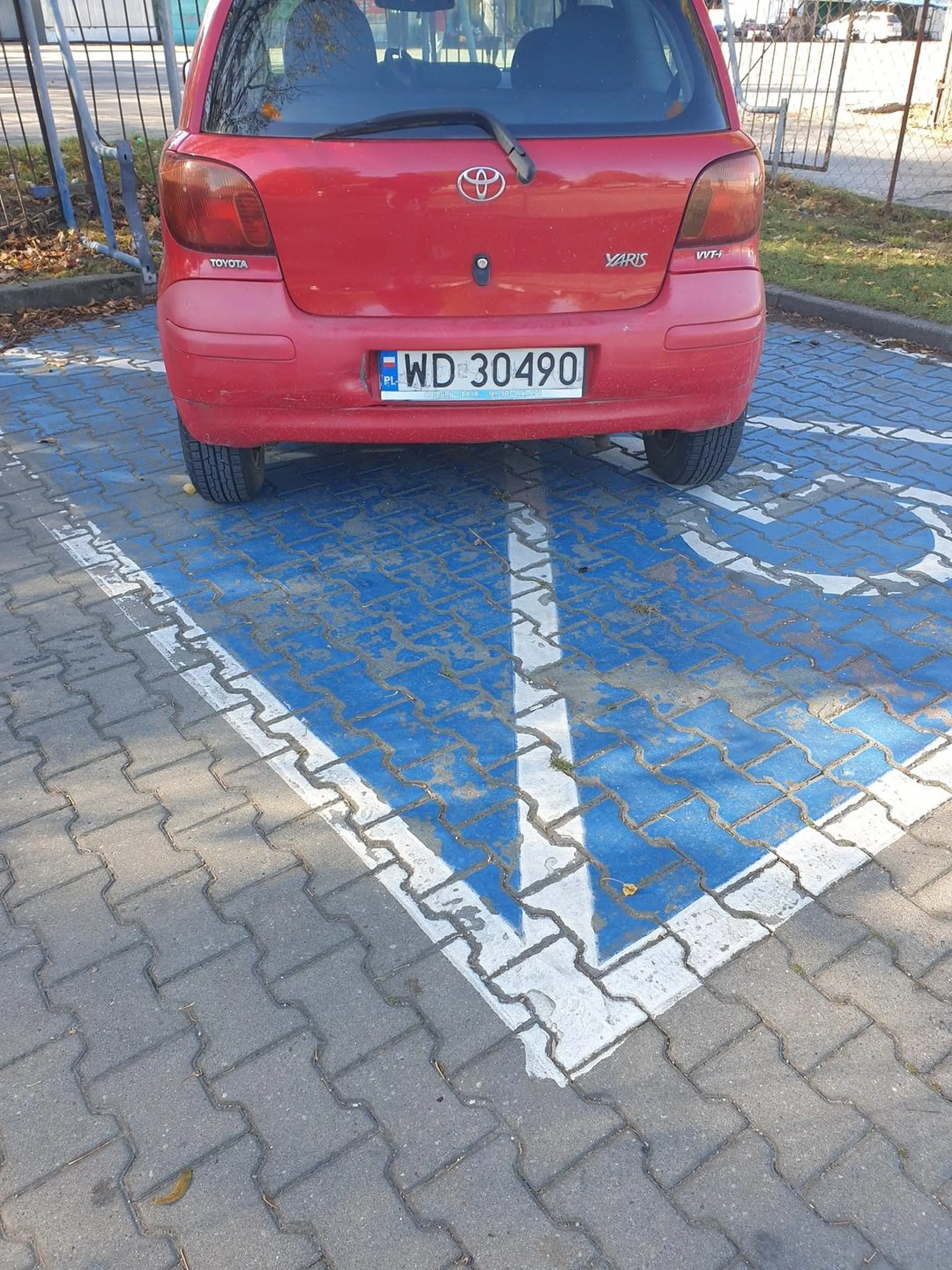Parkuje na kopercie.