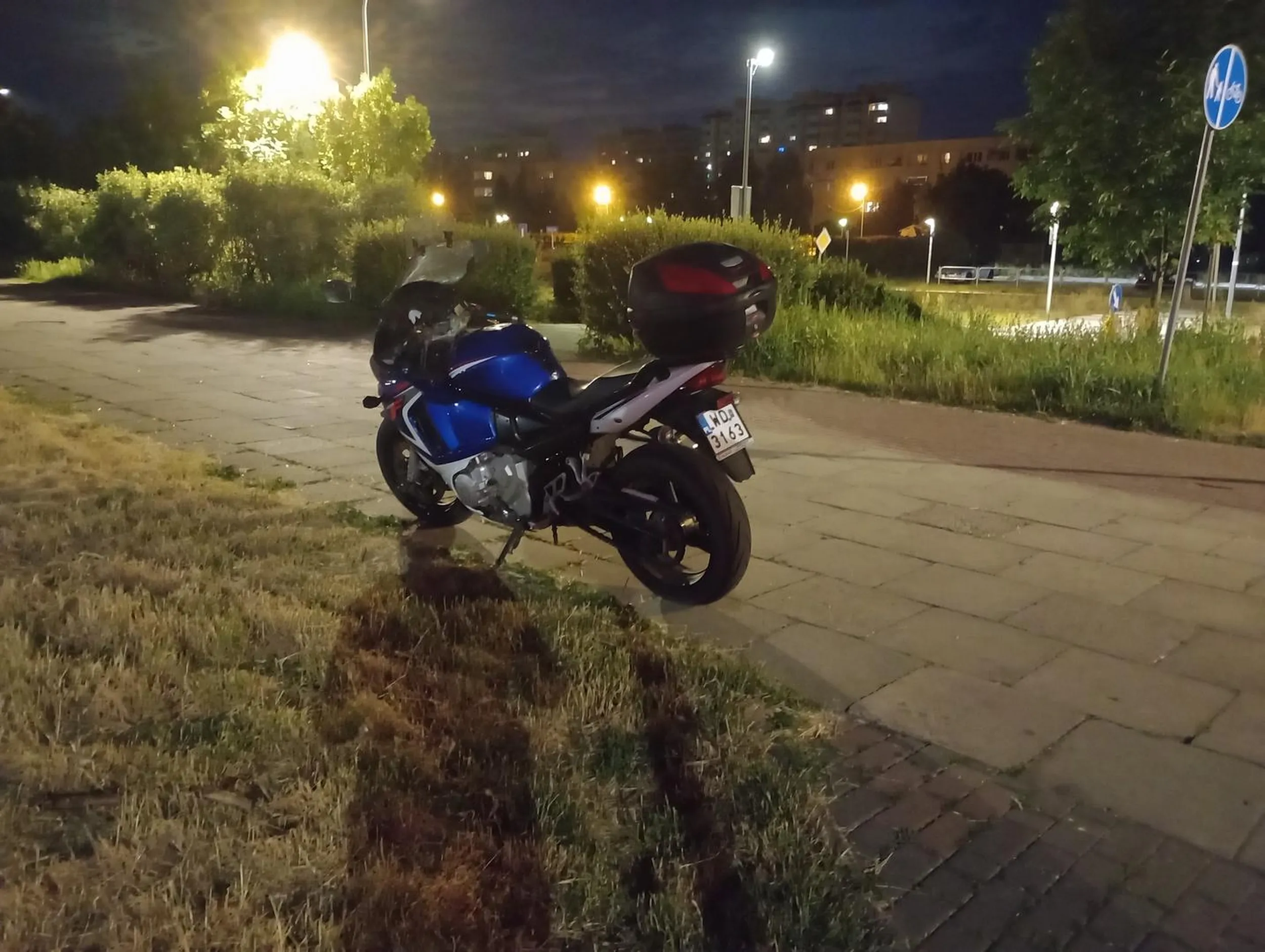 Zajebiście się parkuje na chodniku ?ps masz kutonga narysowanego (: