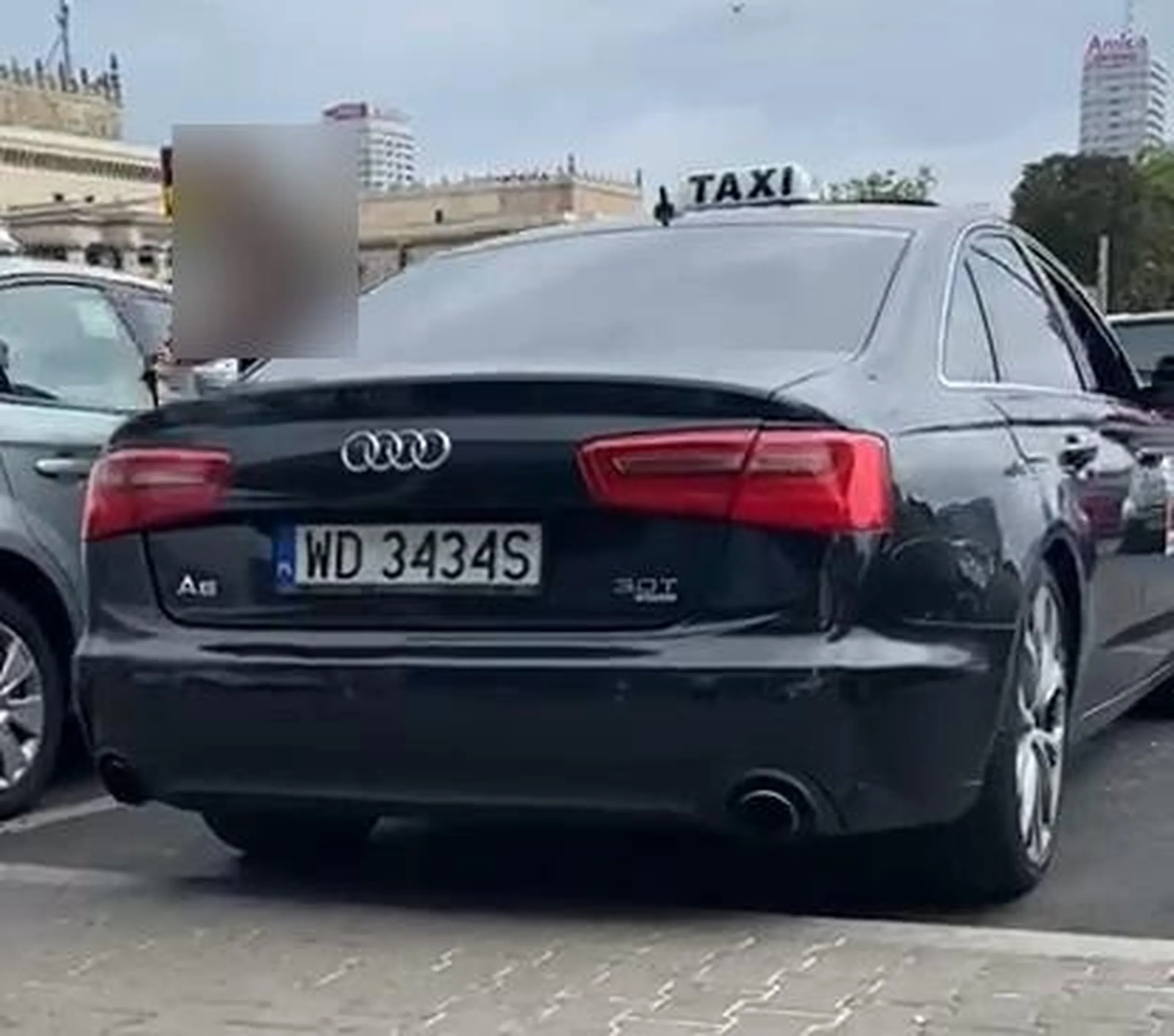 Kierowca wykonuje płatne przewozy osób i naciąga pasażerów na absurdalnie wysokie ceny za przejazd, 4-5x większe niż rynkowe, o czym informuje dopiero na koniec kursu. Podaje się za taksówkę i upodobnia do niej swój pojazd, czarne Audi A6. Na drzwiach ma czerwo-żółtą flagę, a na dachu kogut z napisem "taxi". W pojeździe posiada taksometr, zaklejony czarną taśmą. Żeruje między innymi na Dworcu Centralnym.