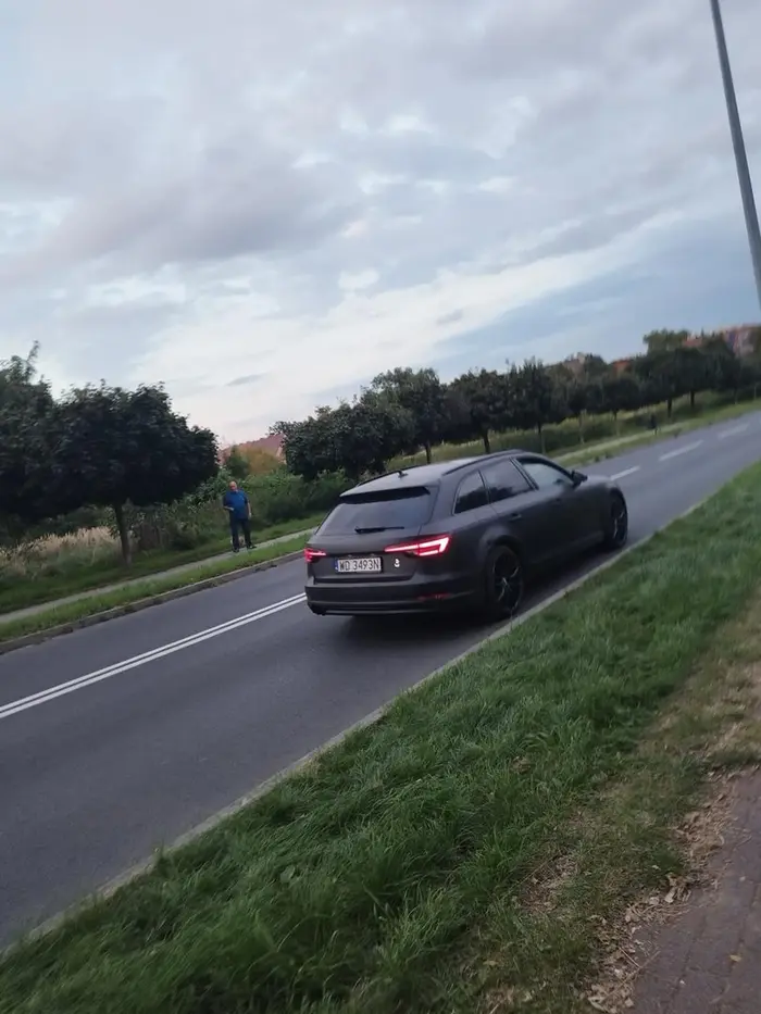 Kolejny kierowca, który myśli, że ma awaryjnych wszystko mu wolno. Staje na zakazie postoju, jednocześnie wymuszając na innych kierowcach wyminięcie przez podwójną ciągłą. Pani nie reaguje na żadne sygnały, bo gapi się w telefon.