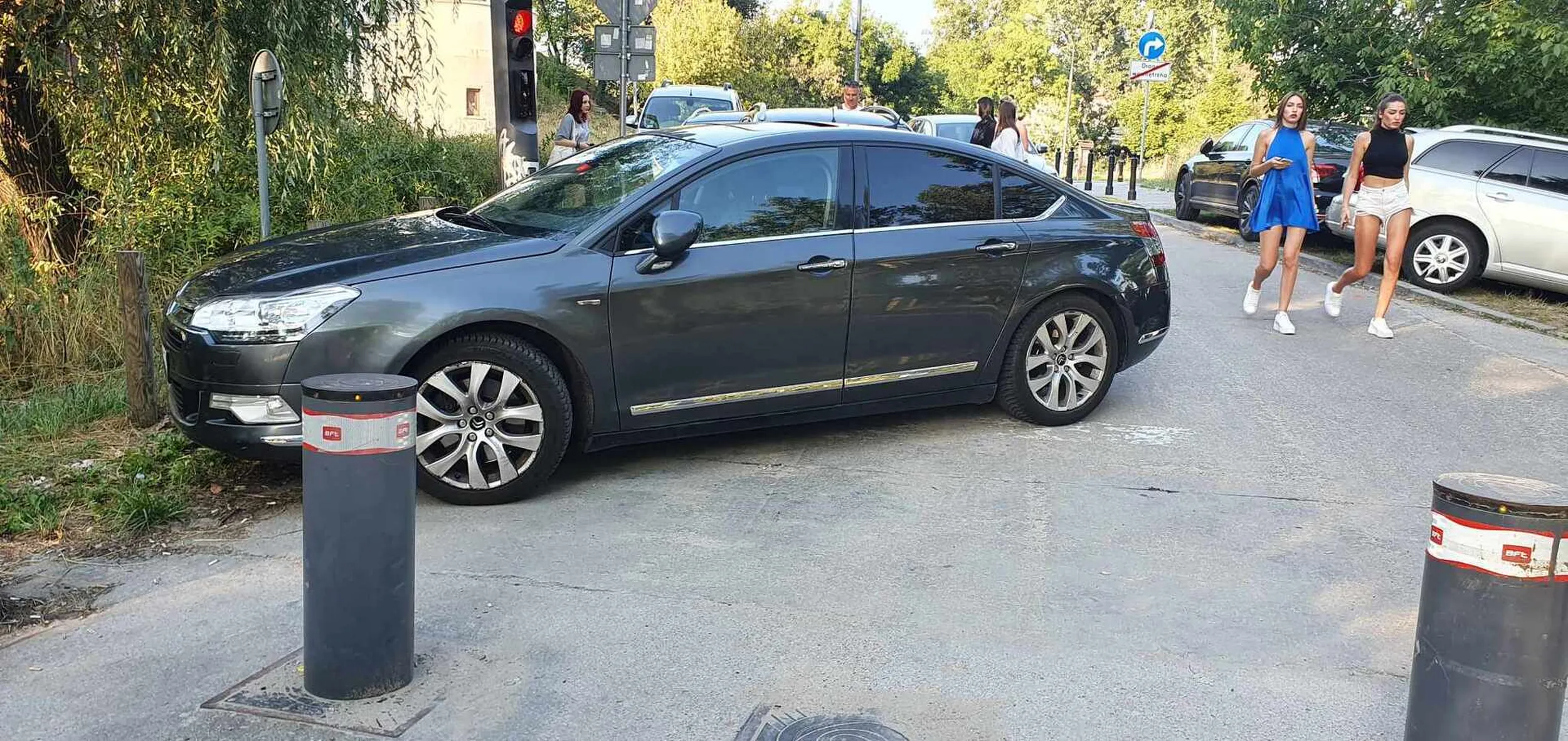 Gratuluję zagrodzenia przejazdu ela służb ratowniczych na plażę pod mostem poniatowskiego w Warszawie. Obyś Ty pomocy nie potrzebował