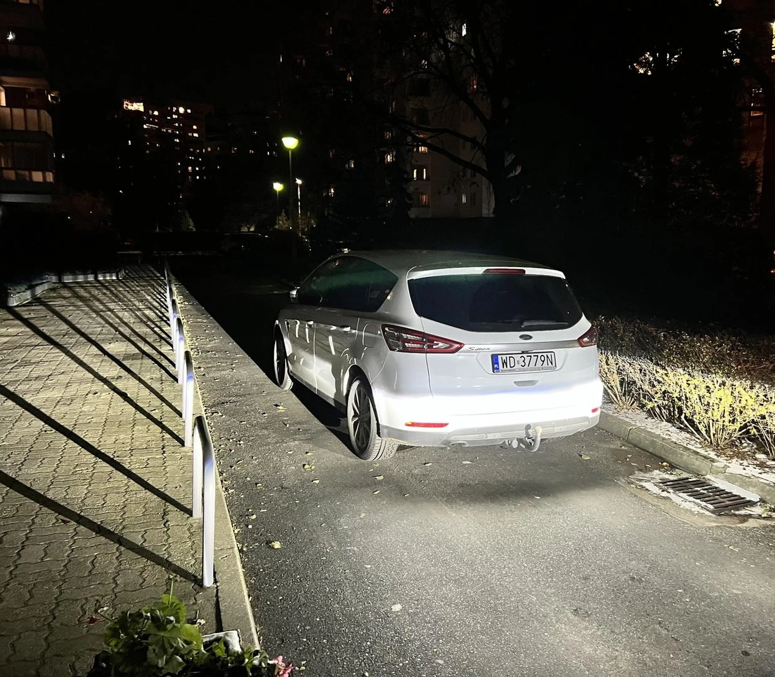 Ameba umysłowa to za mało powiedziane… ul. Potocka 4 w Warszawie, godzina 19, gość postawił sobie samochód, zablokował drogę jednokierunkową i poszedł… ja czekałem 10min..