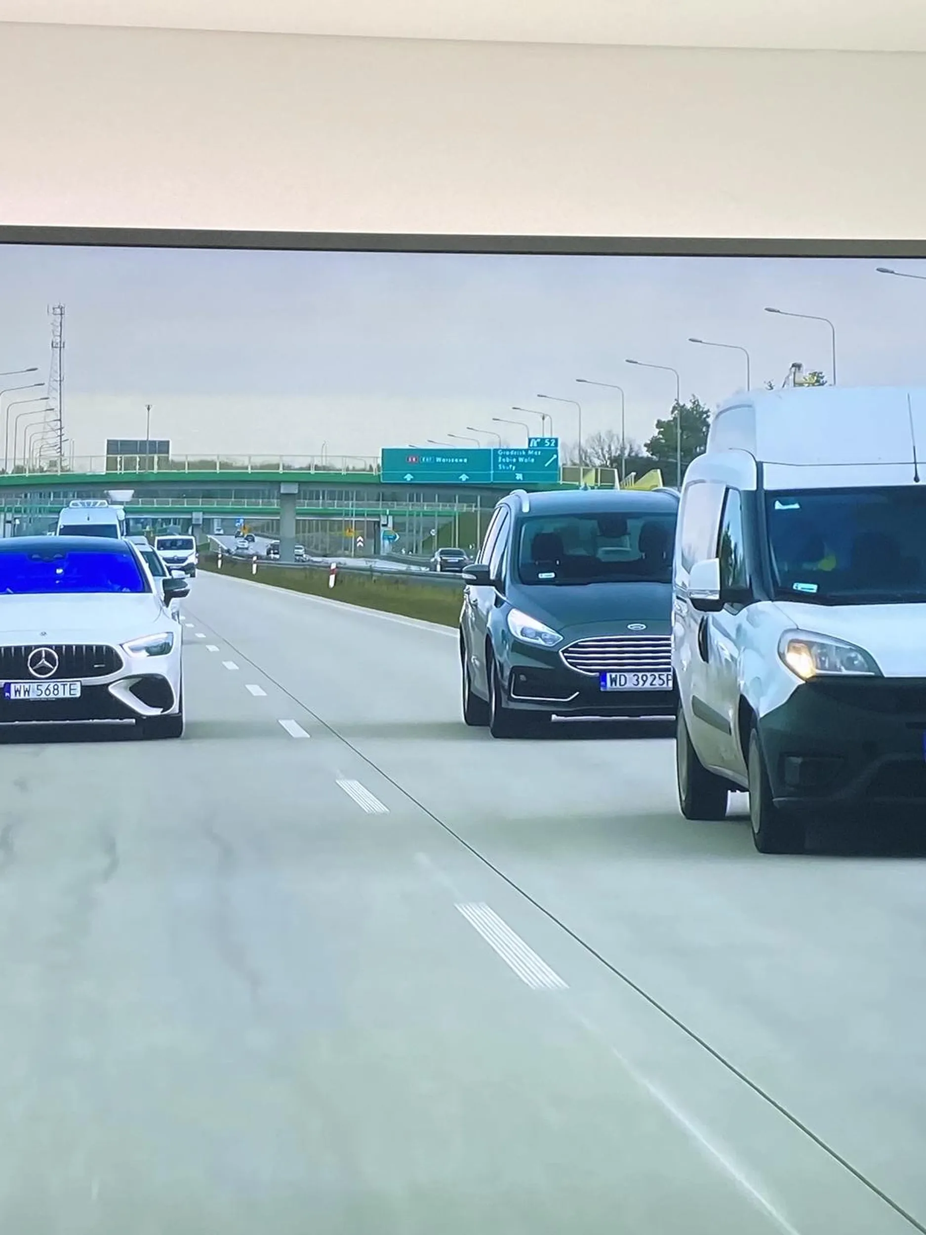 „Bezpieczny dystans” na drodze szybkiego ruchu w wykonaniu kierowcy forda. Całość w 22:40 na YT