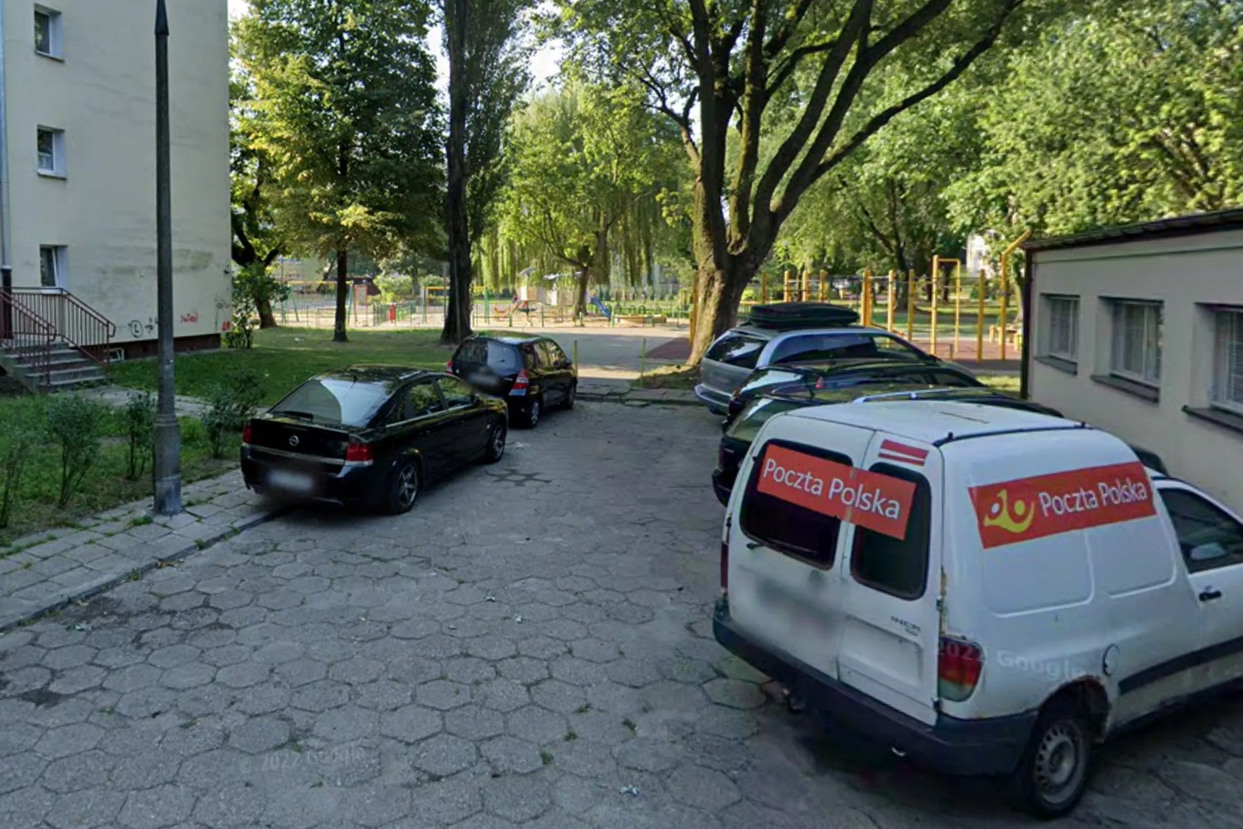 Piękna manipulacja. Dziecko na rowerku to może nawet lepiej niż wózek inwalidzki. Tymczasem takie parkowanie w tym miejscu jest typowe i wynika właśnie z wyobraźni i poszanowania innych. Tych, którzy parkują w tym ciasnym, ślepym zaułku po drugiej stronie i mogliby mieć problemy z wyjazdem, gdyby samochód był zaparkowany z pozostawieniem wolnego całego chodnika. A nawet wtedy dziecko i tak nie powinno tamtędy jechać na rowerku, bo jest zbyt ciasno między latarnią a samochodem. Dziecko może sobie spokojnie przejechać środkiem, między stojącymi samochodami.