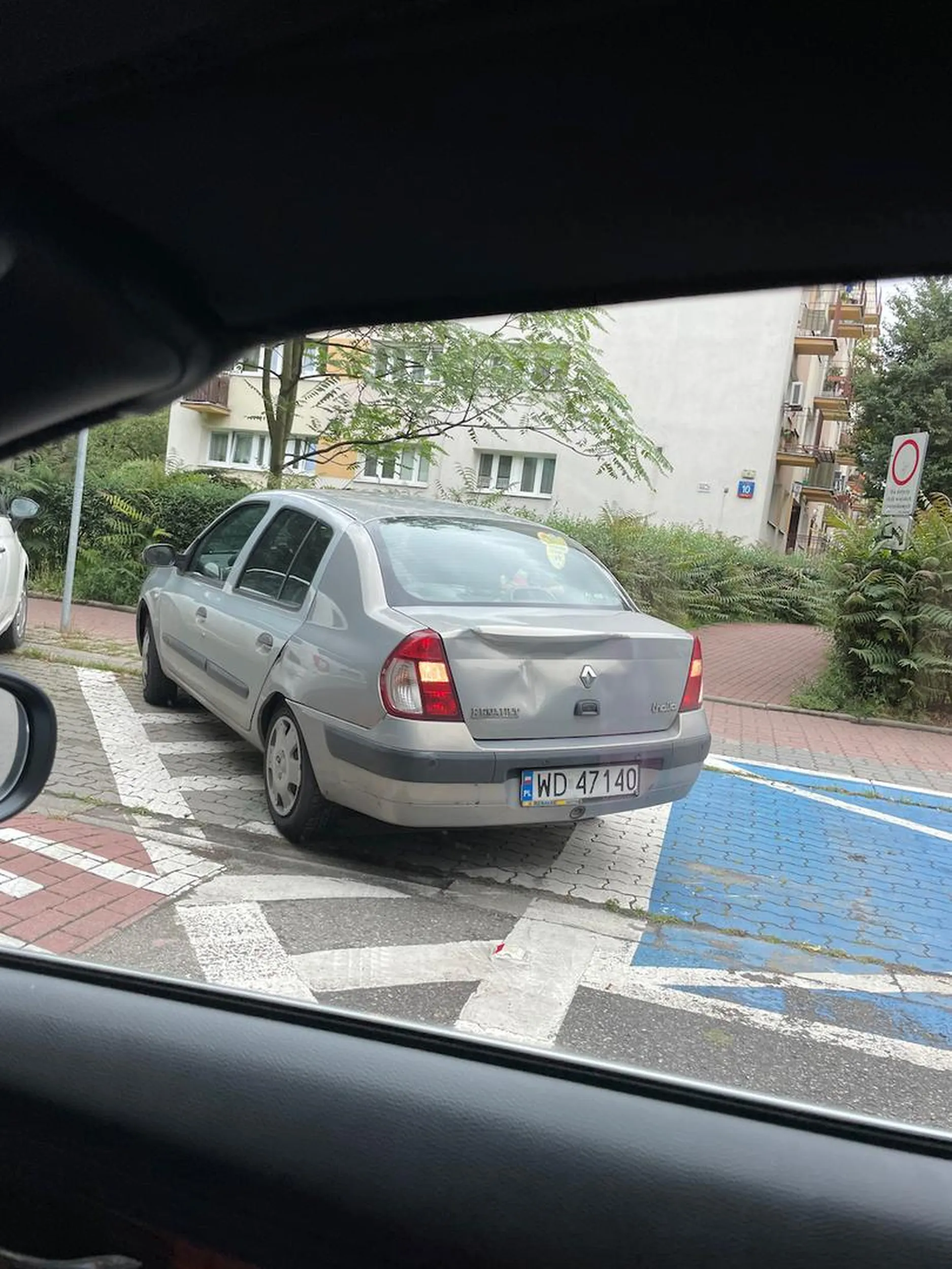 Przejechał na czerwonym, potem jechał środkiem, a jak wracałem kilkanaście minut później to zobaczyłem go zaparkowanego jak na zdjęciu chociaż po drugiej stronie jednokierunkowej oraz 5 metrów dalej były wolne miejsca.