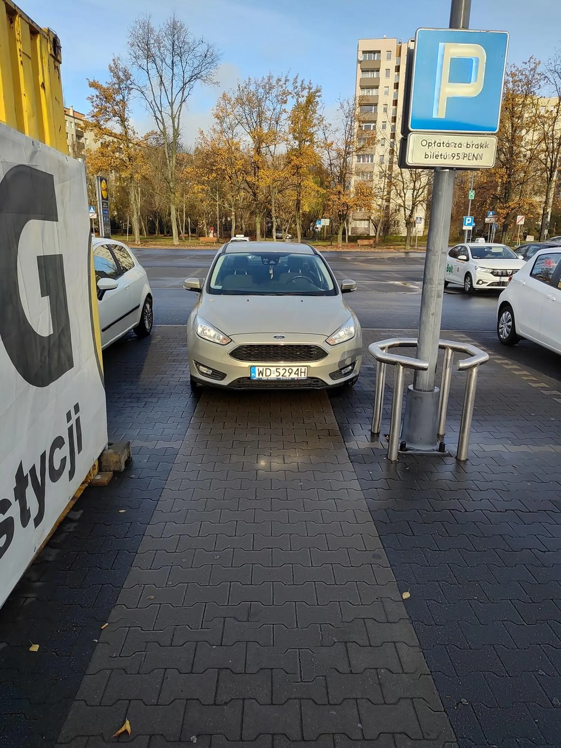 Klasyczny przykład braku mózgu i wyobraźni. Chodnik zastawiony perfekcyjnie