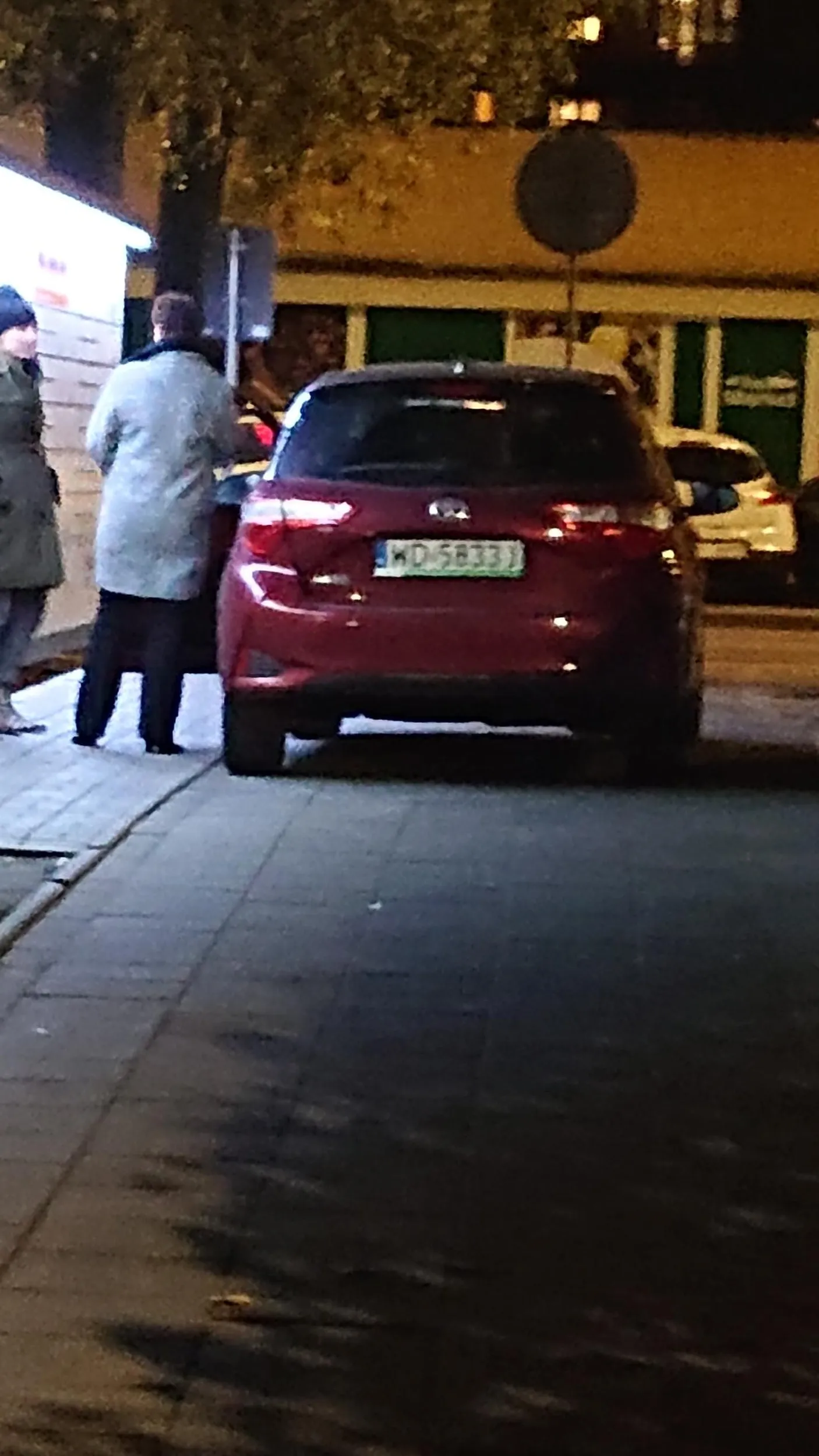 Baba blokuje chodnik pod paczkomatem bo trzeba poplotkować z koleżanką.