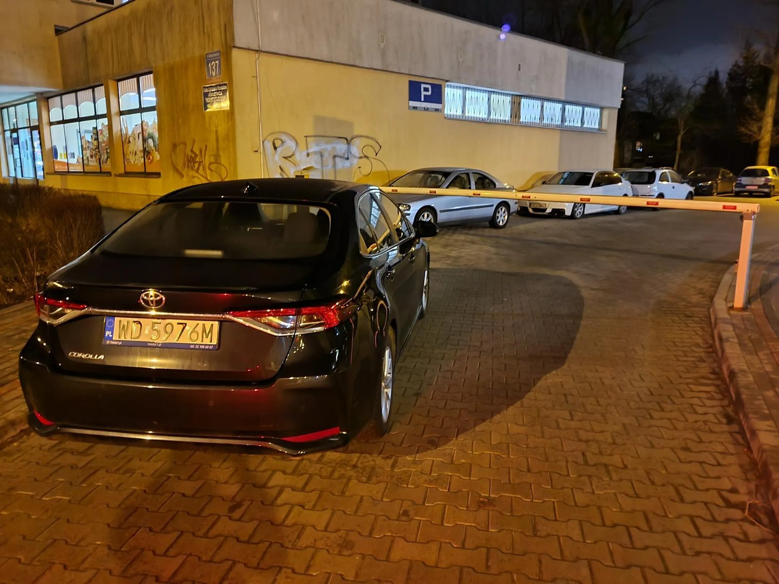 Chłop nie umie parkować. Kierowca agresywny. Sprawiał wrażenie solidnie naćpanego.