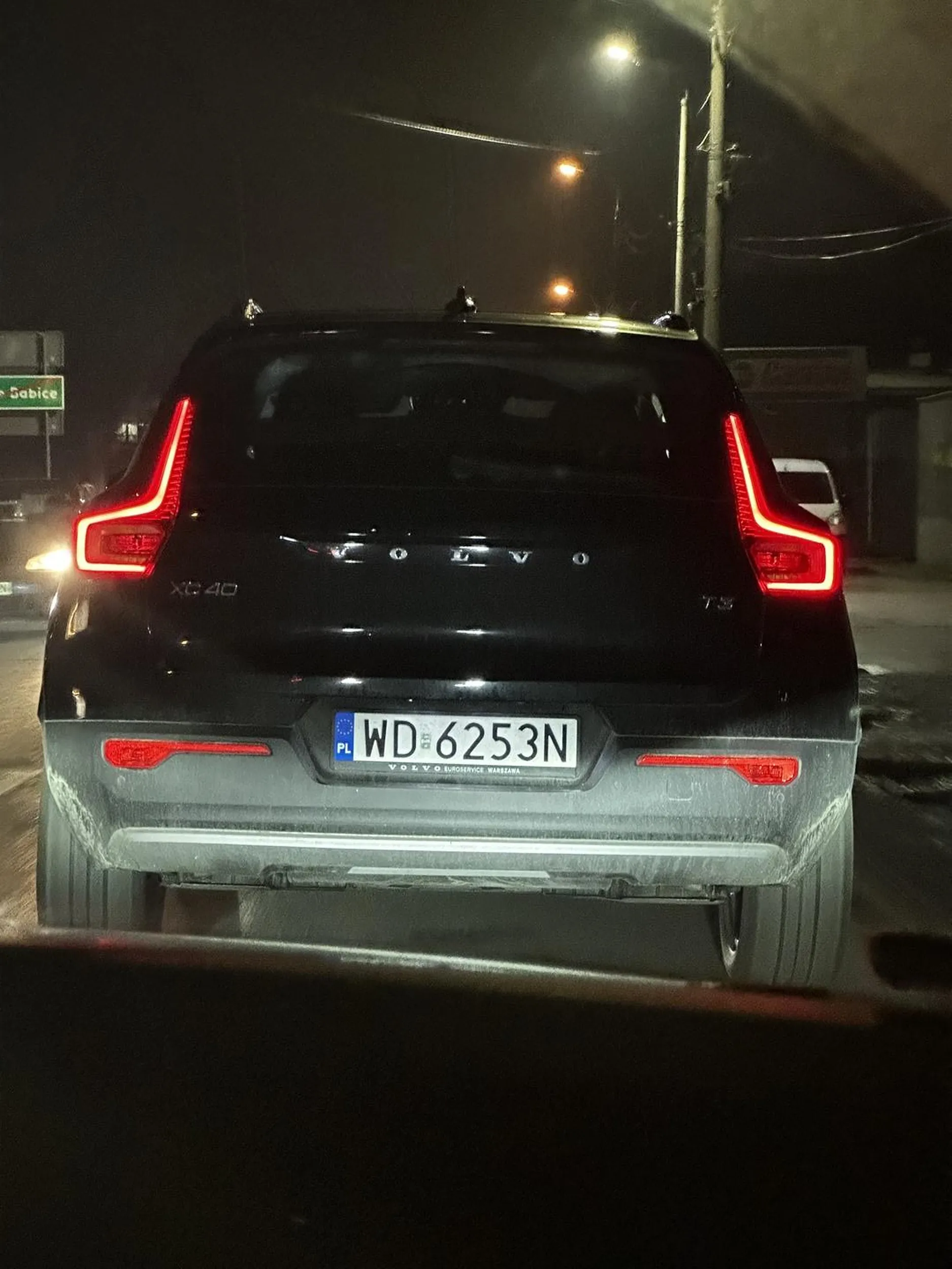 Na drodze głównej 50km/h gdzie jest duży ruch, jedzie nie całe 20 km/h i ma problem z wyjechaniem z krzyżowania.