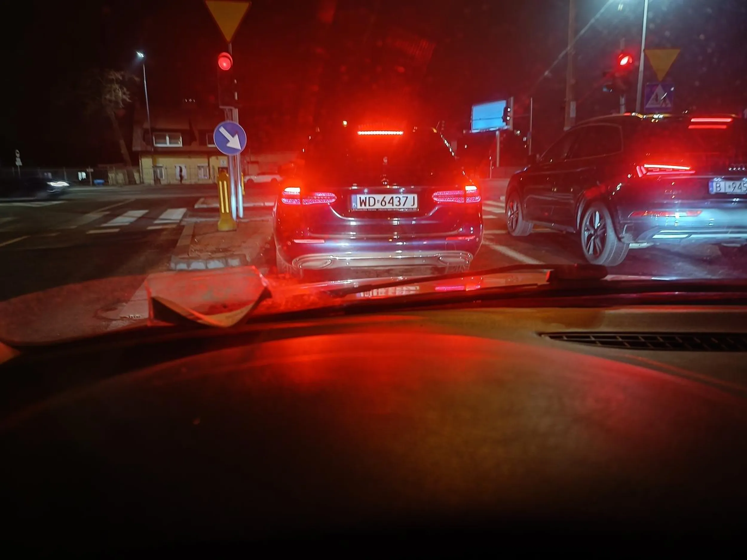 Nie używa kierunkowskazów, przecina linie ciągłe jak mu się podoba.