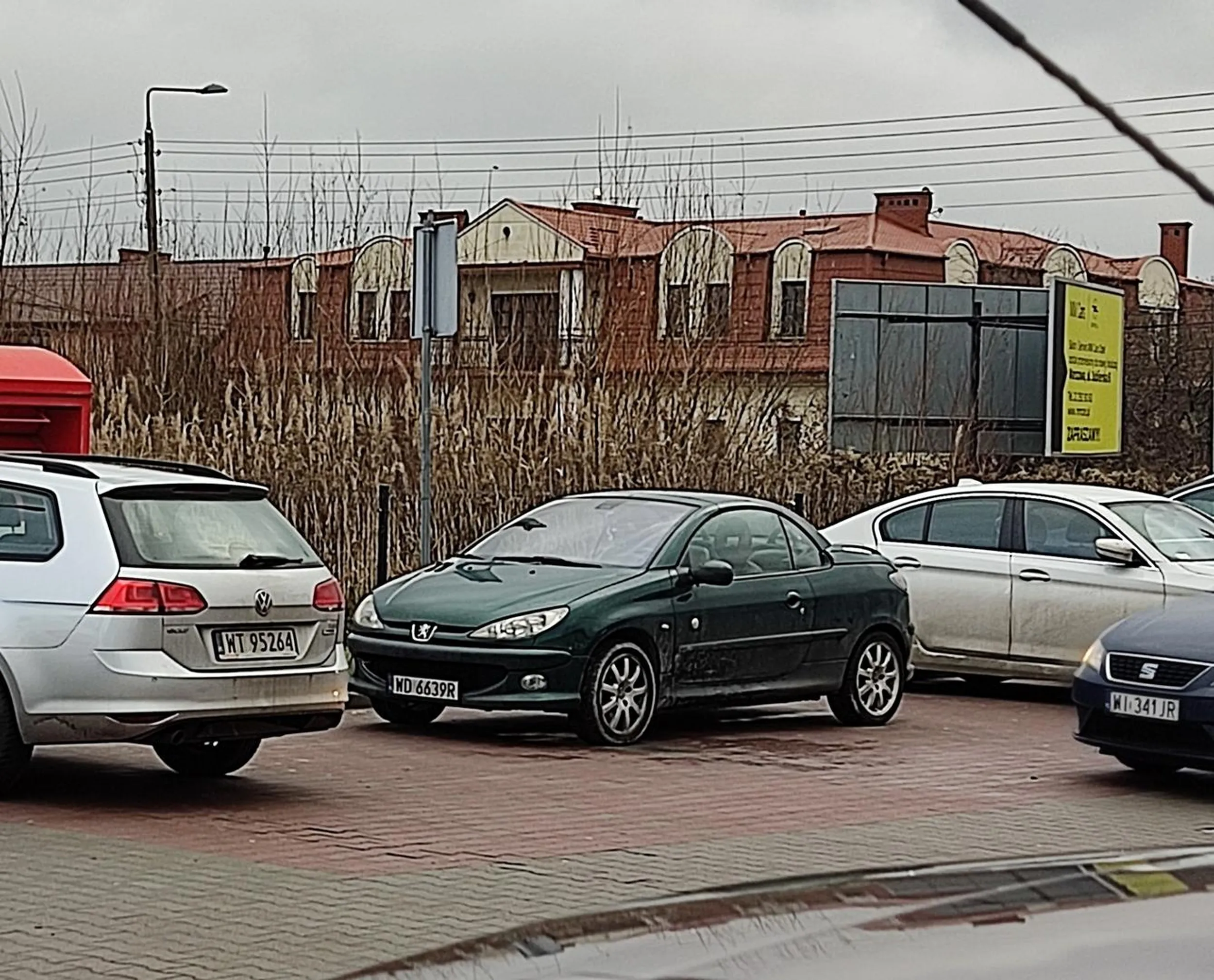 Zaparkował tak że zajął 3 miejsca parkingowe na parkingu sklepu.