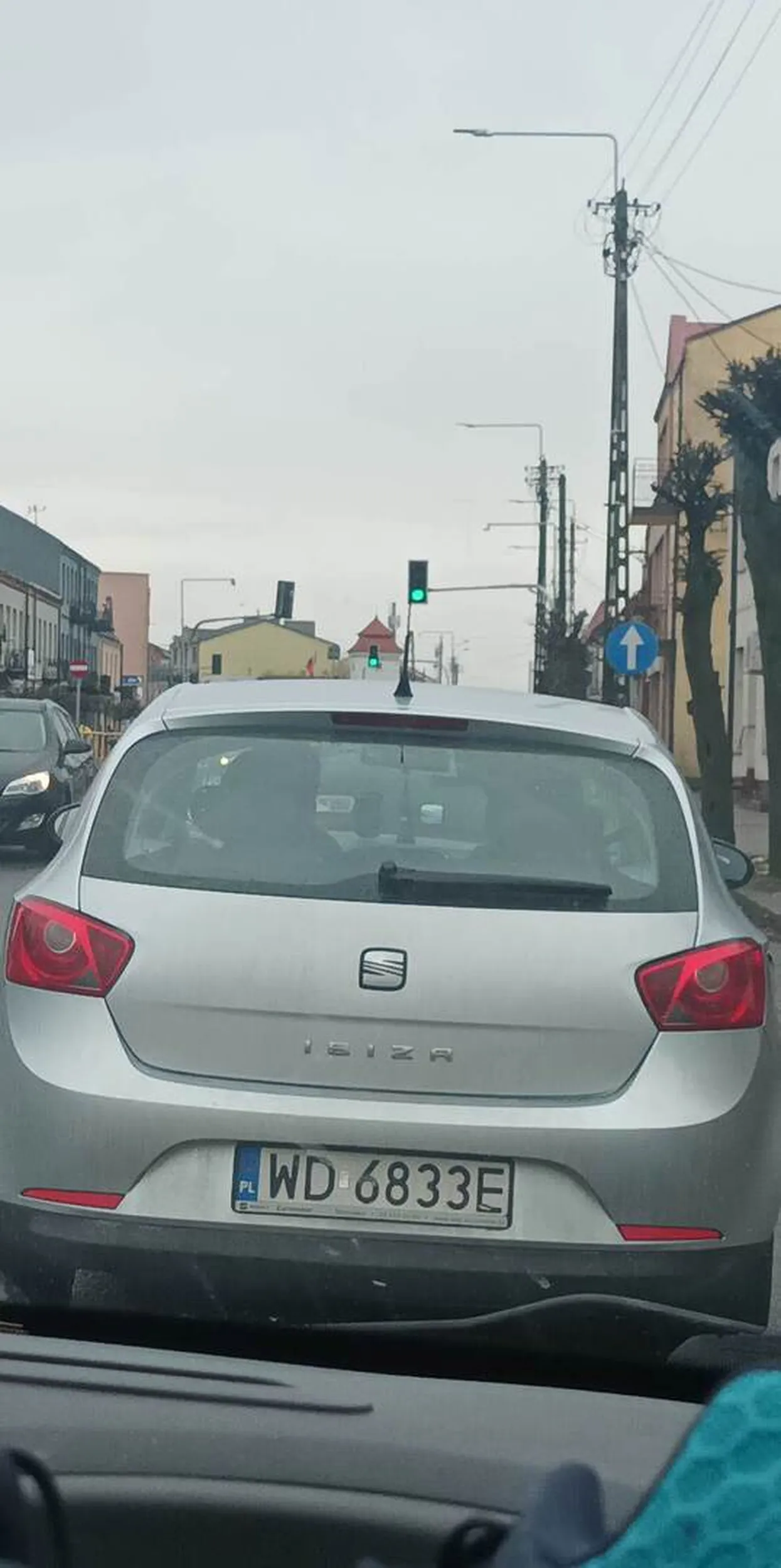 Kierowca jest tak niski, że nie widać go za kierownicą