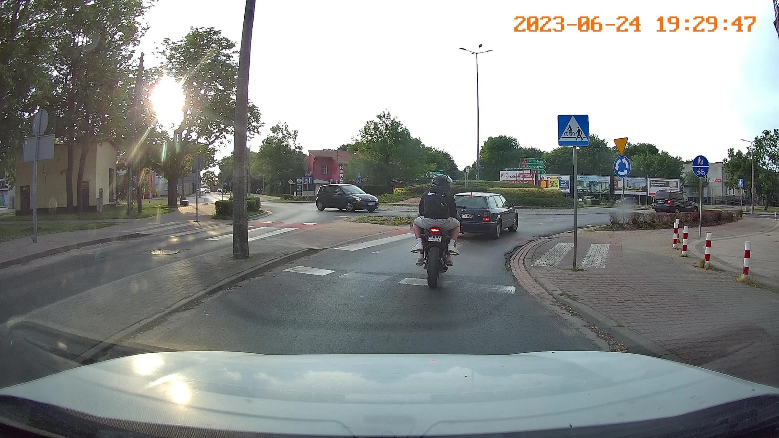 Pojazd z nieczytelnym numerem rejestracyjnym, tłumik bez homologacji. Pojazd użytkowany w 12-100 Szczytno.