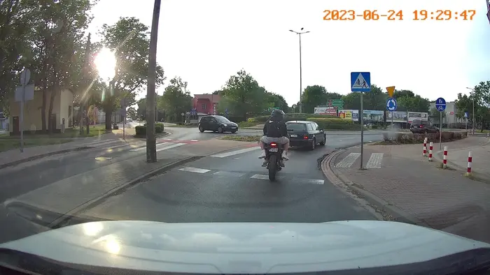 Pojazd z nieczytelnym numerem rejestracyjnym, tłumik bez homologacji. Pojazd użytkowany w 12-100 Szczytno.