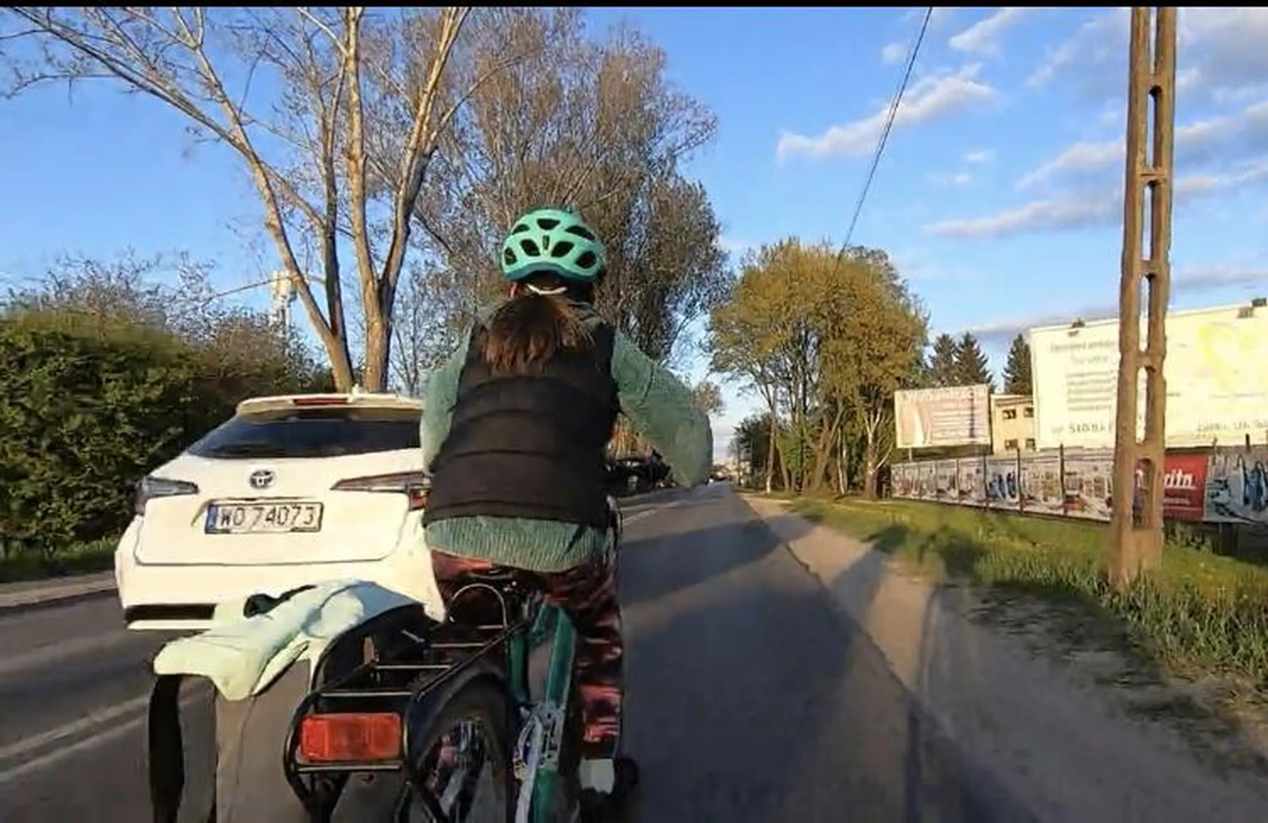 Wyprzedza na podwójnej ciągłej bez zachowania bezpiecznego dystansu od rowerzysty.