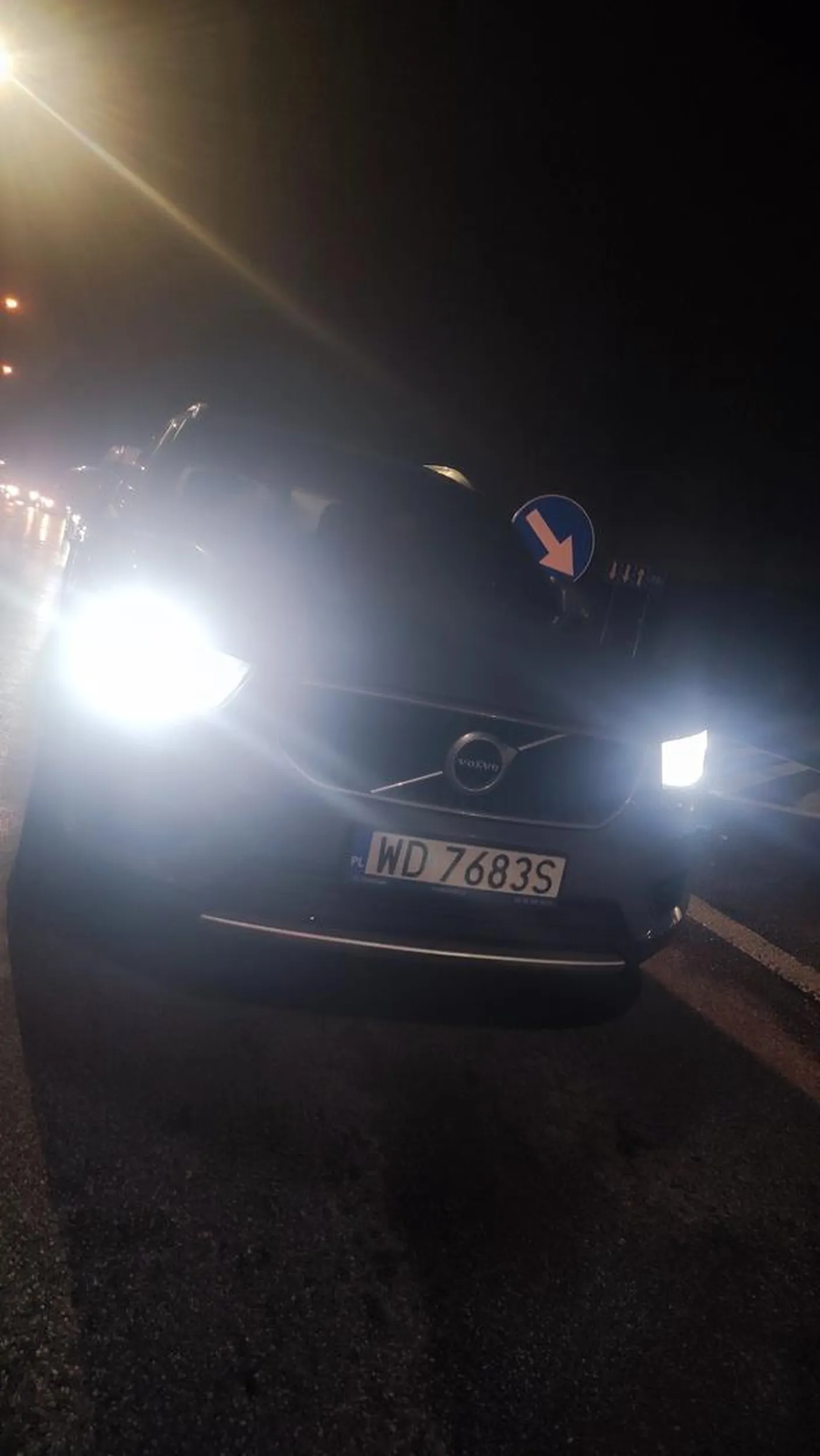 Drodzy kierowcy, jeśli ktoś nie zna przepisów ruchu drogowego, to właśnie ten kierowca. Do tego na grzecznie zwróconą uwagę, chciał mnie opluć,ale nawet tego nie potrafił zrobić. Cóż zamiast Volvo, to do furmanki i po polnych drogach proponuję panu (specjalnie z małej litery),bo na szacunek należy zasłużyć. A kultury osobistej to człowiekowi niestety brakuje. Pan Jacek,bo tak oburzona na próbę oplucia mnie, pasażerka nazwała kierowcę, nie powinien wsiadać za kierownicę. Ostrzegam,bo podwójne linie i przejścia dla pieszych to nie przeszkoda do wyprzedzania.