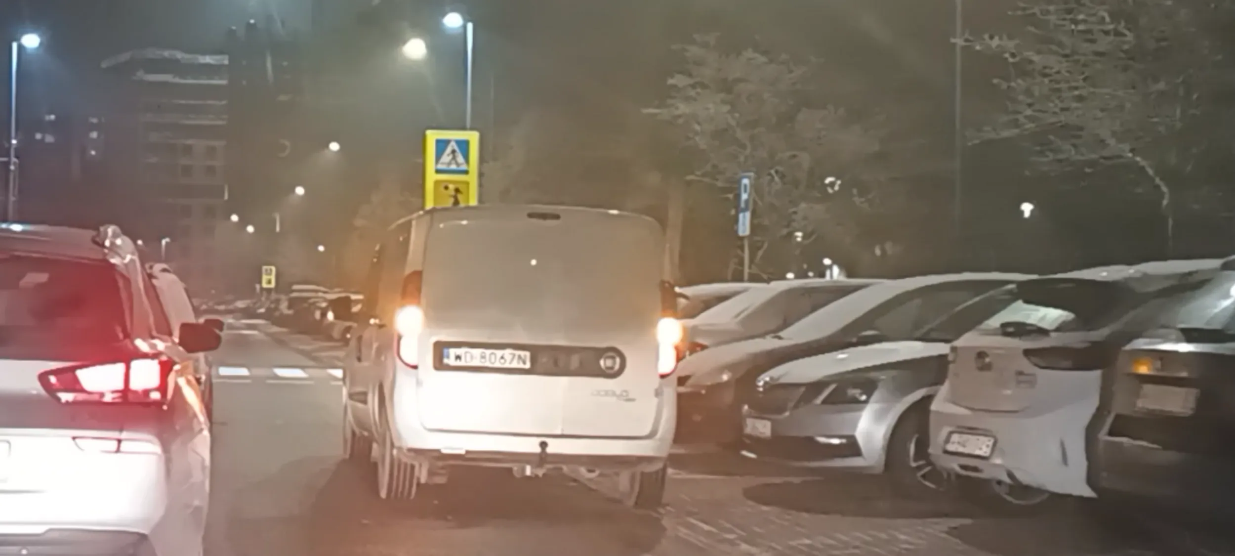 Parkuje na ulicy gdzie jest zakaz zatrzymywania się i postoju oraz przed przejściem dla pieszych zasłaniając widoczność.