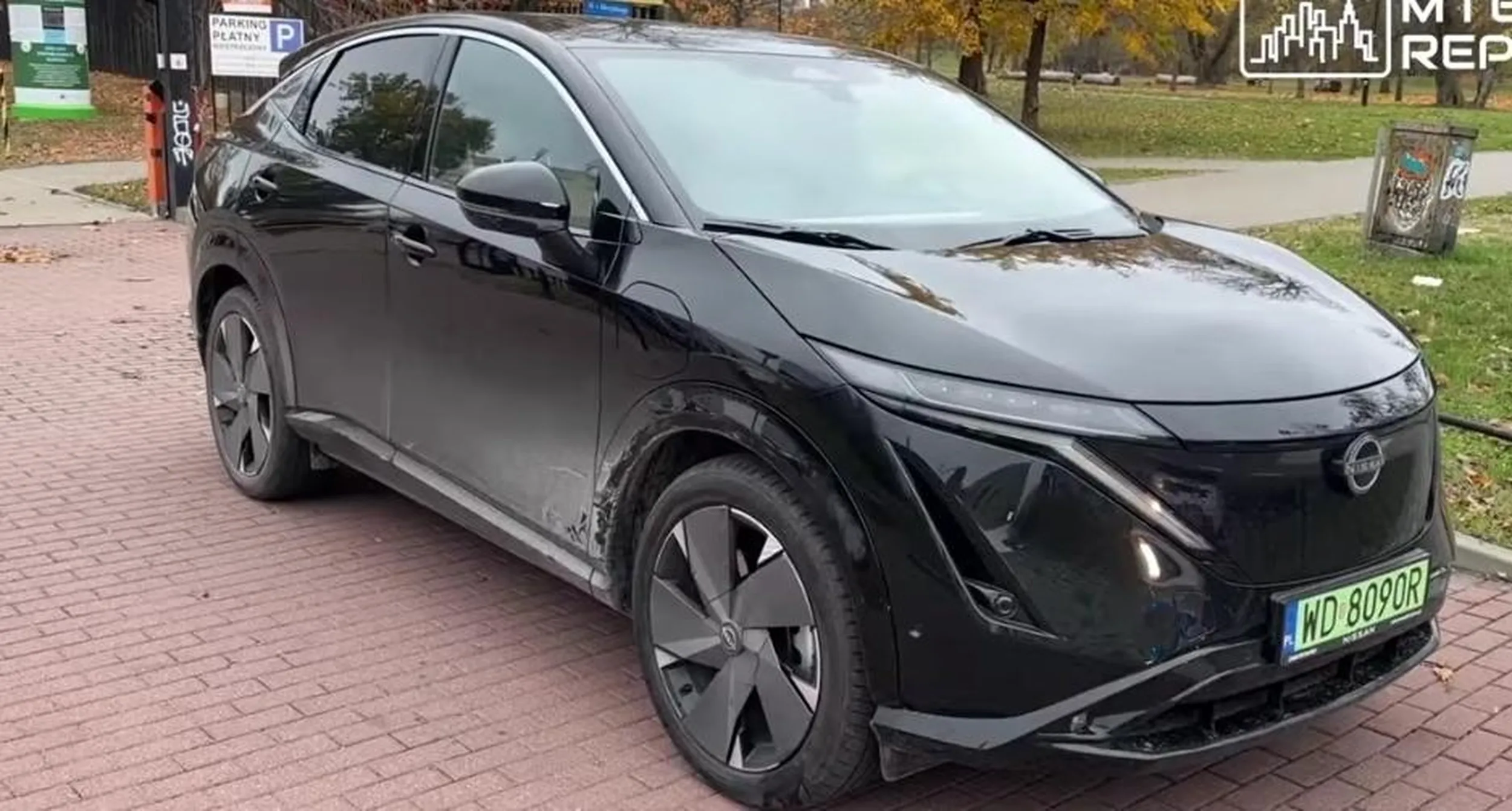 Pijaczyna w autku na bateryjkę. Zmieniał pas i przywalił w autobus..1.8promila.