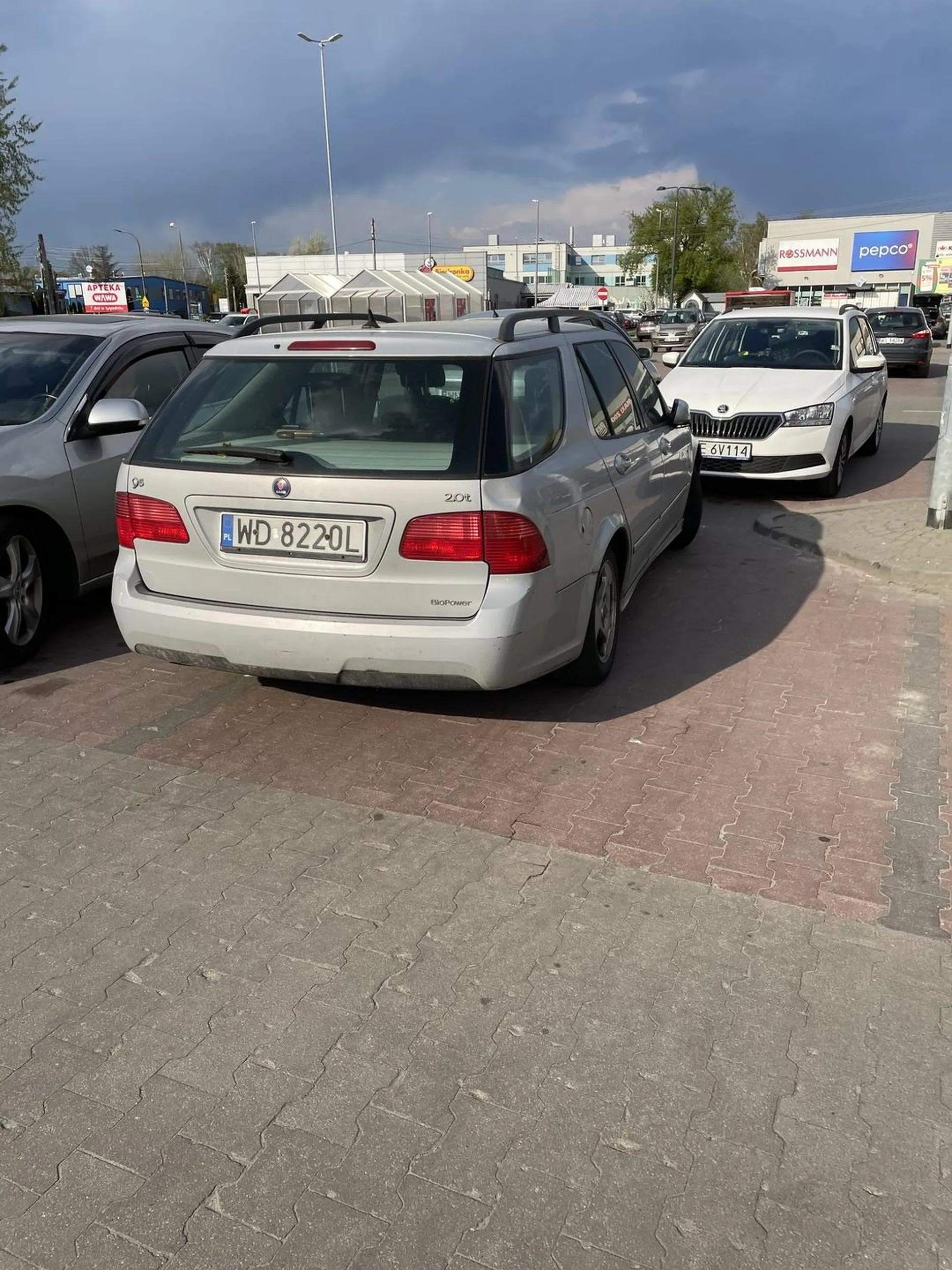 Piękne parkowanie, po co zająć jedno miejsce, skoro można zająć 1,5