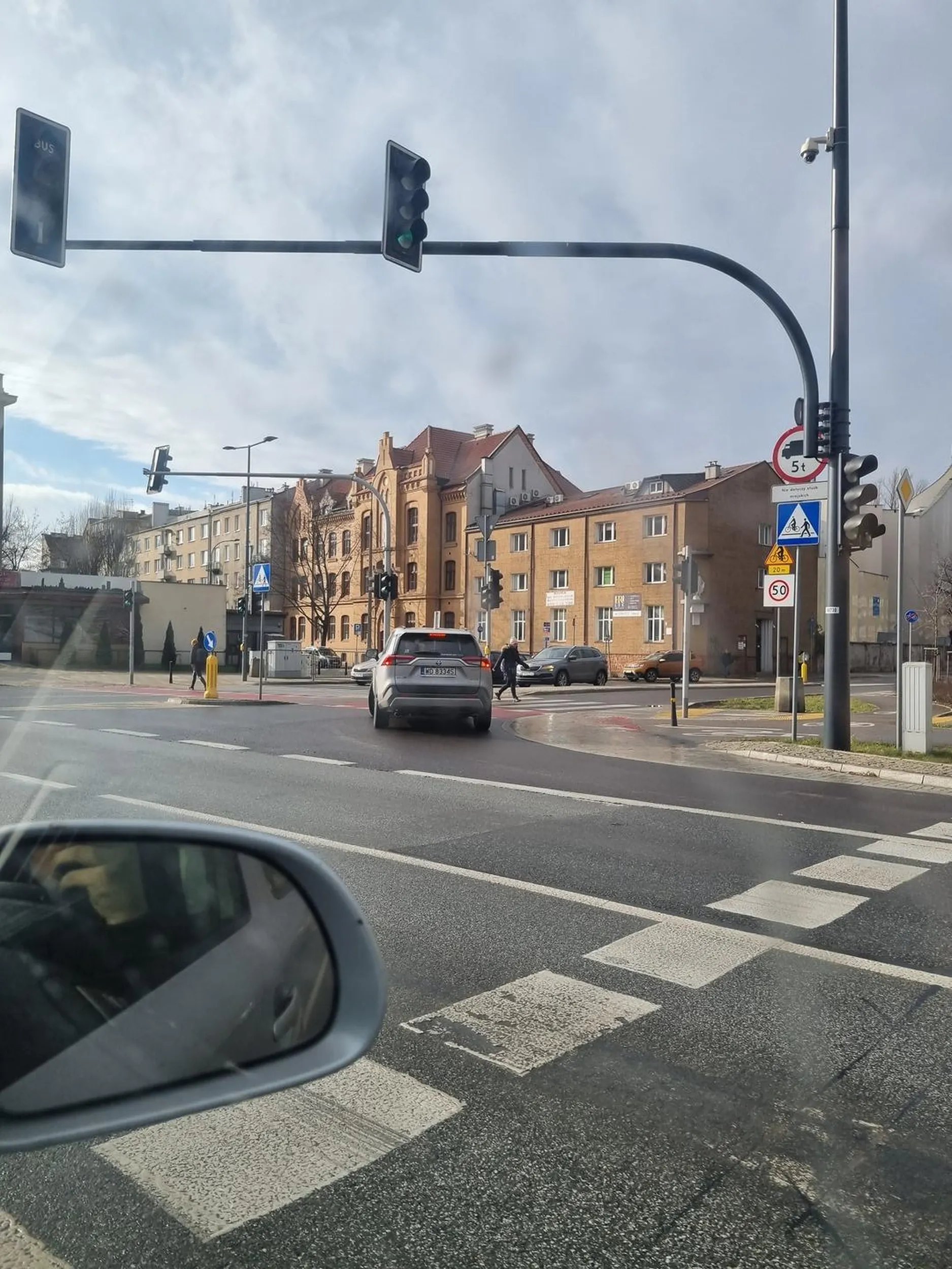 Chłop nie potrafi jechać swoim pasem i zjeżdża na inne samochody, po zwróceniu uwagi burzy się i robi zdjęcia. Nienormalny.