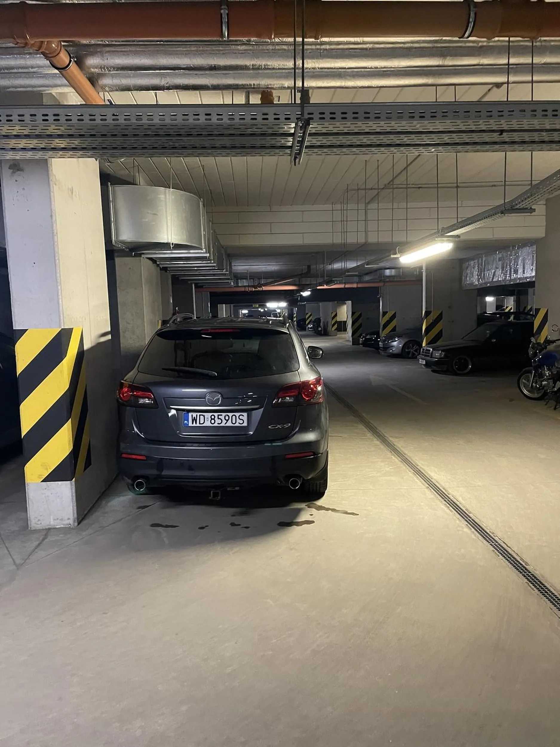 Proszę nie parkować na drodze wewnętrznej osiedla. Ogranicza to widoczność. Utrudnia wyjazd. Miejsca dla gości są na zewnątrz. Trochę kultury.