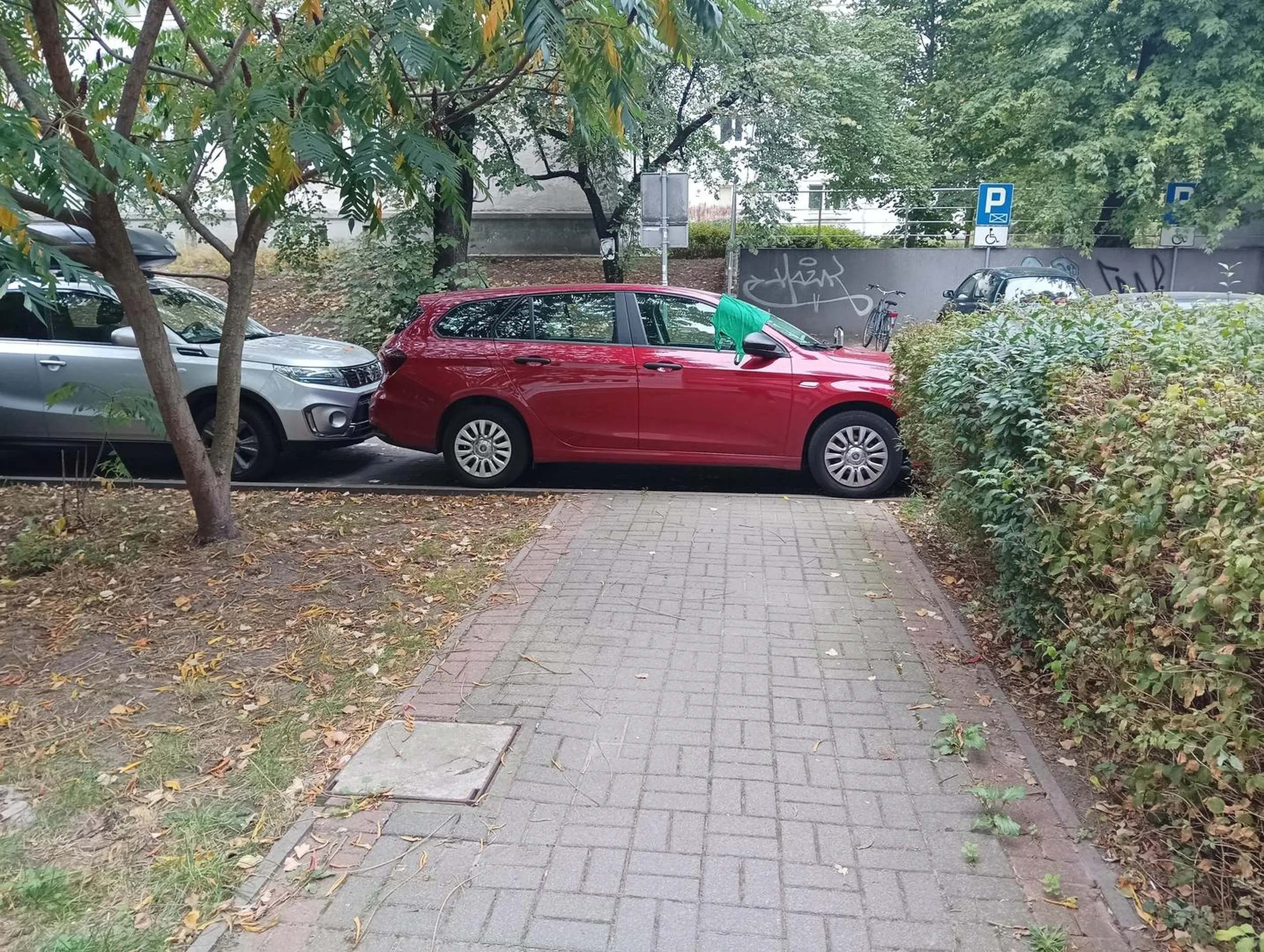 parkuje na środku chodnika przez co pieszy nie moze przejść.wjezdza na miejsca parkingowe osiedlowe nie majac identyfikatora.Zglaszany na SM,nic sobie nie robi z przepisów.