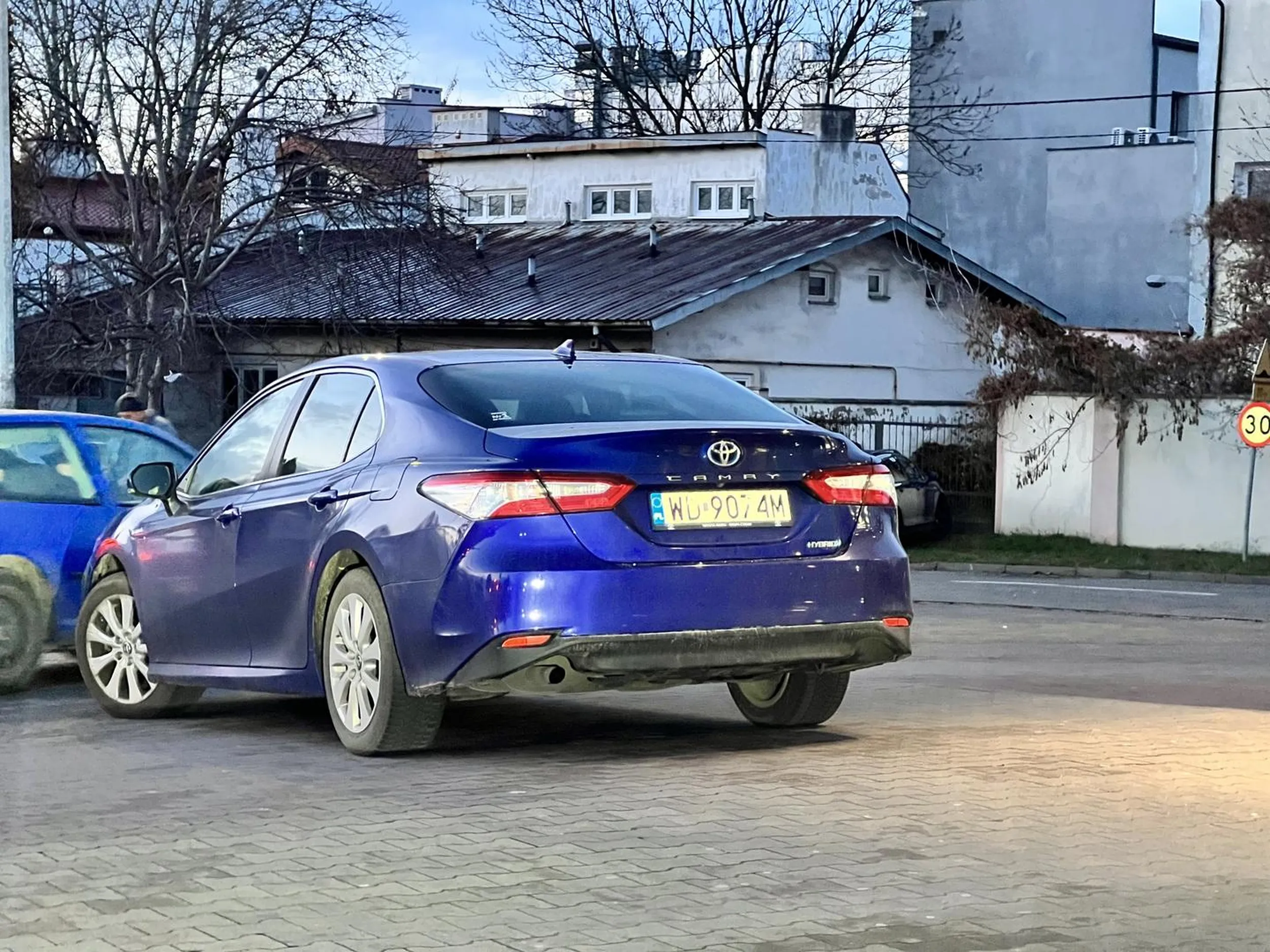 Ameba parkingowa, prawie pusty parking a on musi blokować drogę… Pruszków, al. Jerozolimskie 454