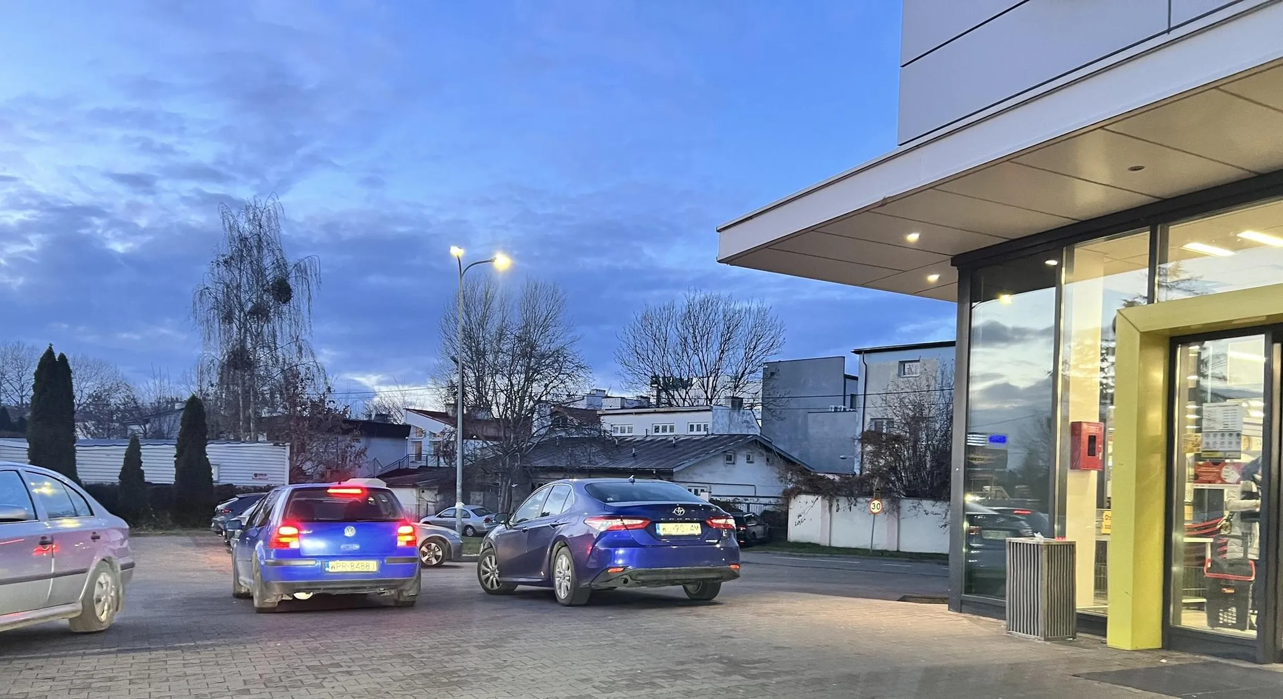 Ameba parkingowa, prawie pusty parking a on musi blokować drogę… Pruszków, al. Jerozolimskie 454