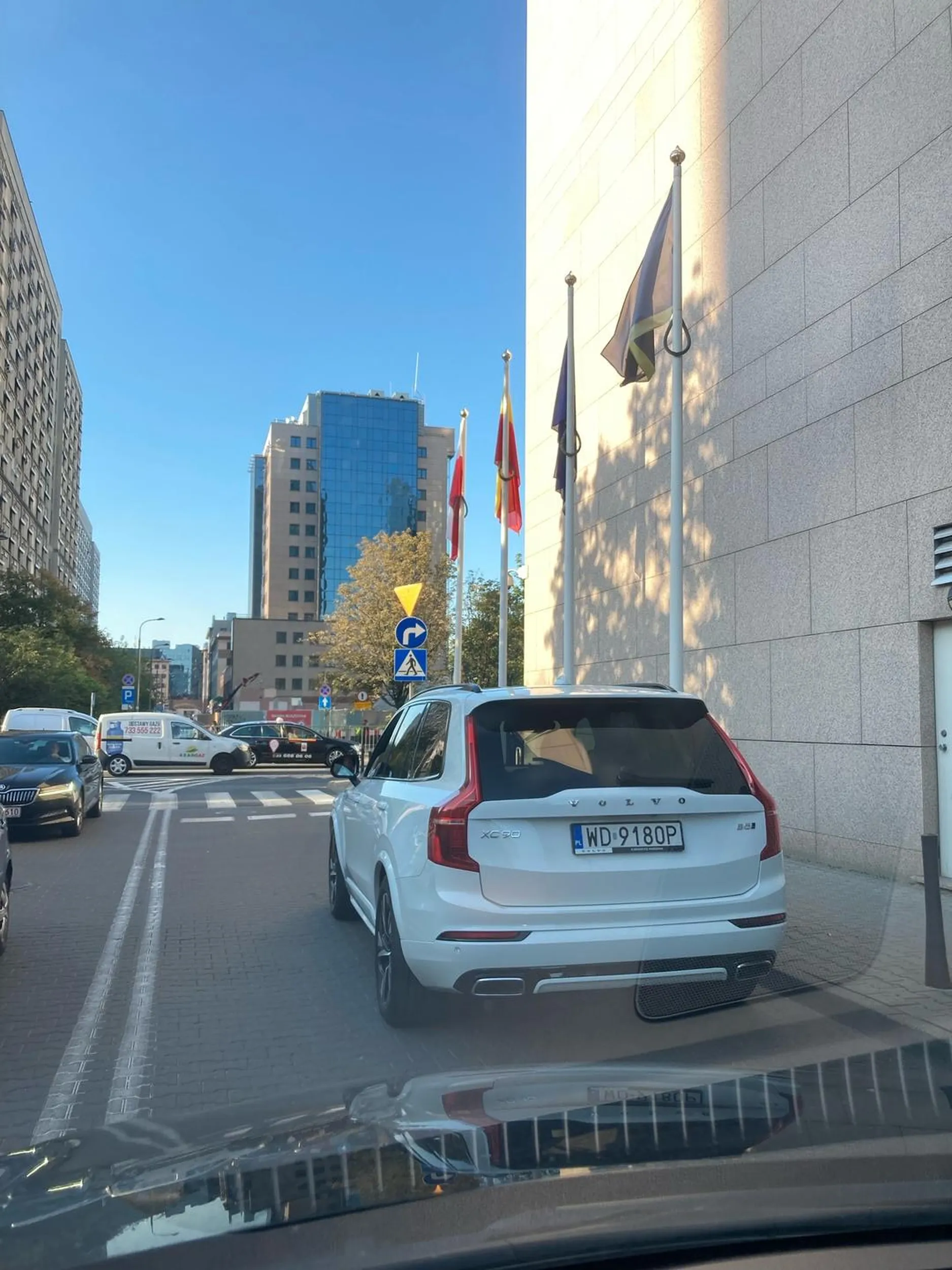 Burak blokuje ruch w godzinach szczytu bo nie chce mu się poszukać miejsca parkingowego.