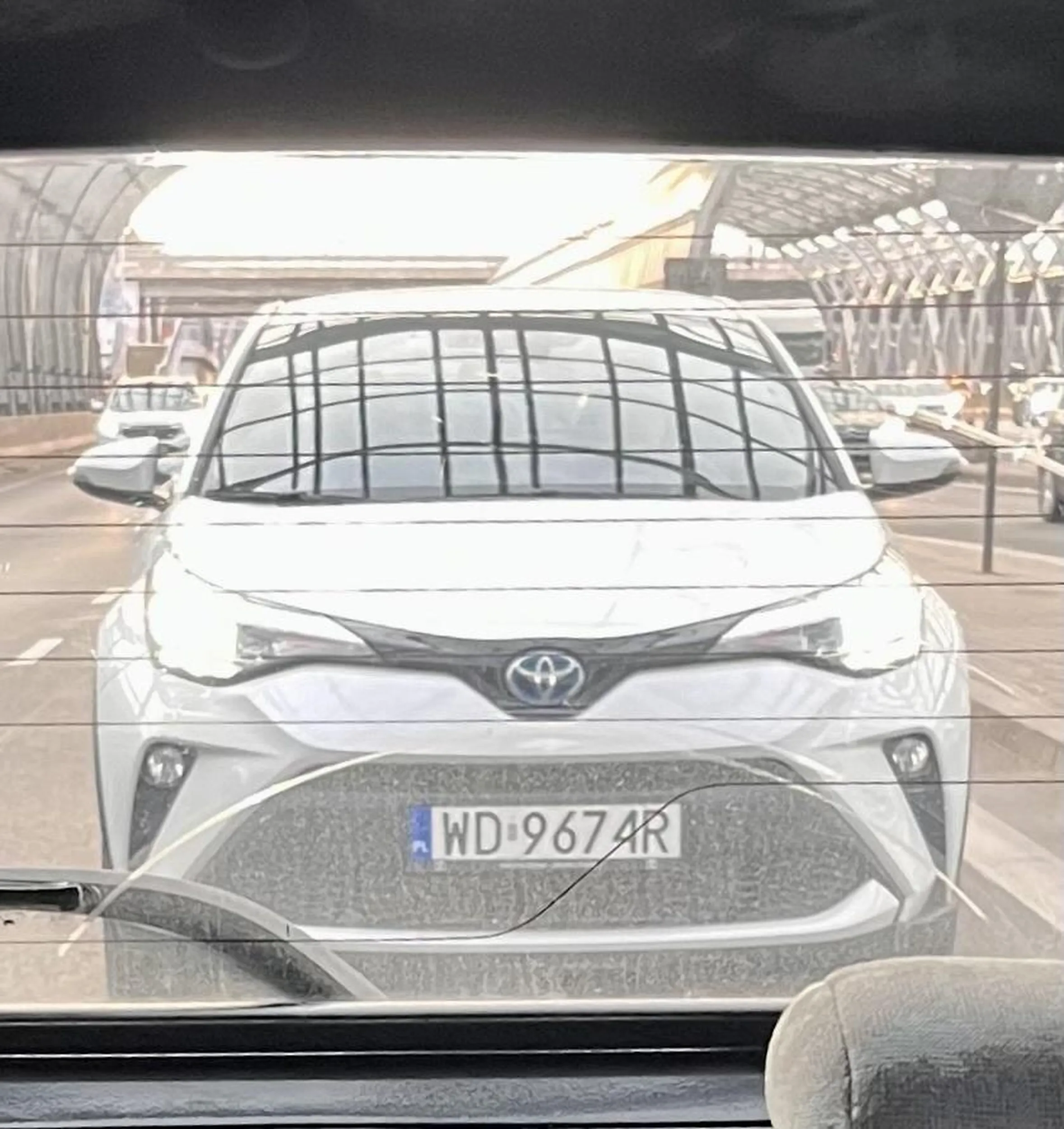 głupia stara torba, która nie ustąpiła karetce na sygnale. obyś ty stara ruro musiała kiedyś dłużej czekać na pomoc