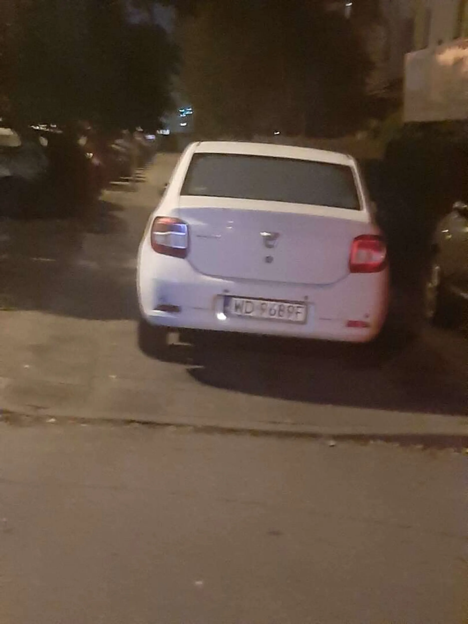 23.10.2023 zaparkował na chodniku przy ulicy Jana Kochanowskiego