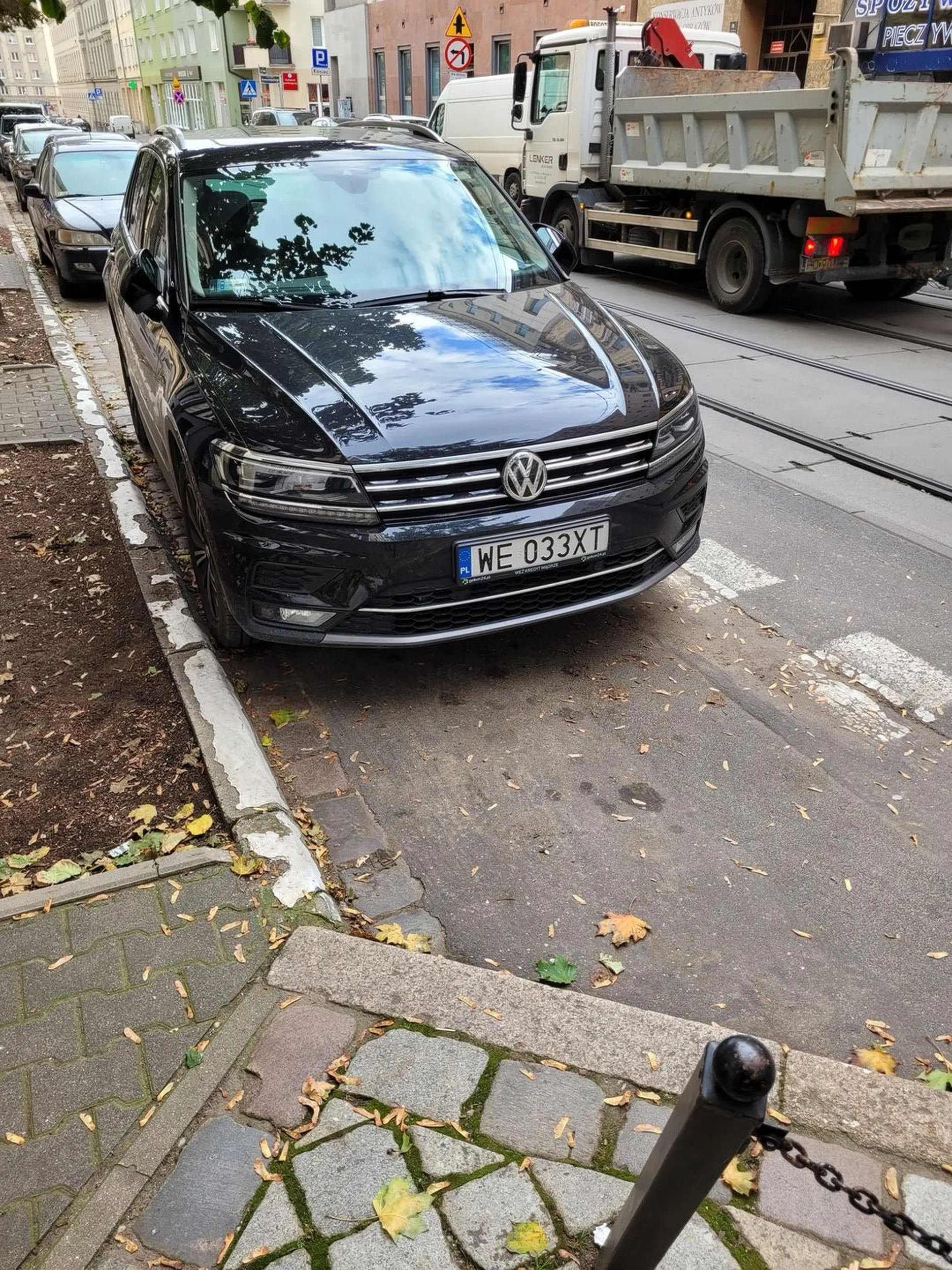 Straszny burak, gdy chciałem za nim zaparkować równolegle, to celowo wycofał (o tyle ile na zdjeciu), aby nie zostawić mi tyle miejsca bym zaparkował.