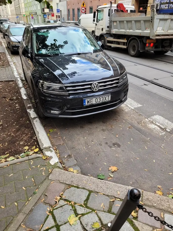 Straszny burak, gdy chciałem za nim zaparkować równolegle, to celowo wycofał (o tyle ile na zdjeciu), aby nie zostawić mi tyle miejsca bym zaparkował.