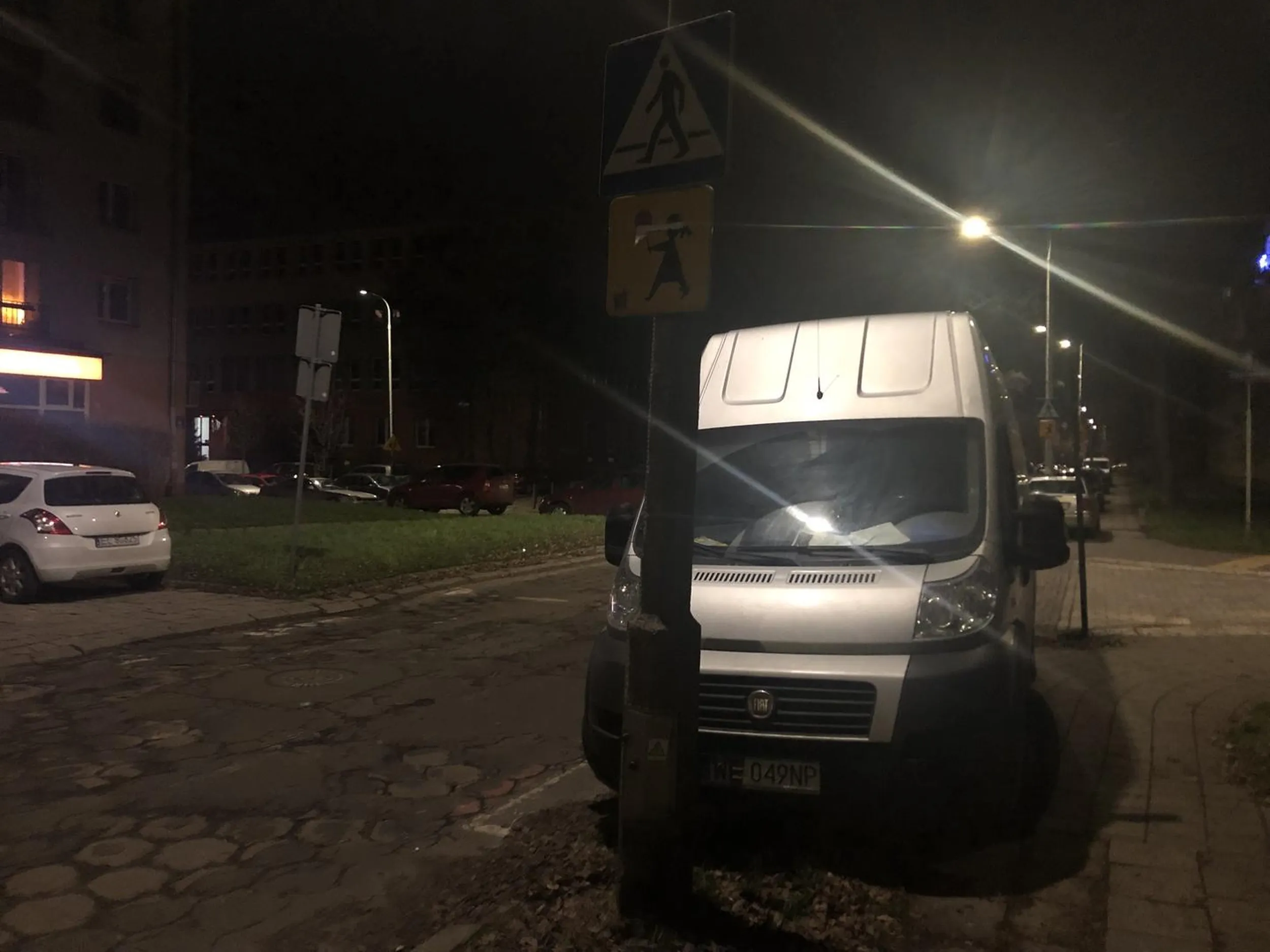 Piesi dziekuja, parkowanie zgłoszone na policje i sm ;)