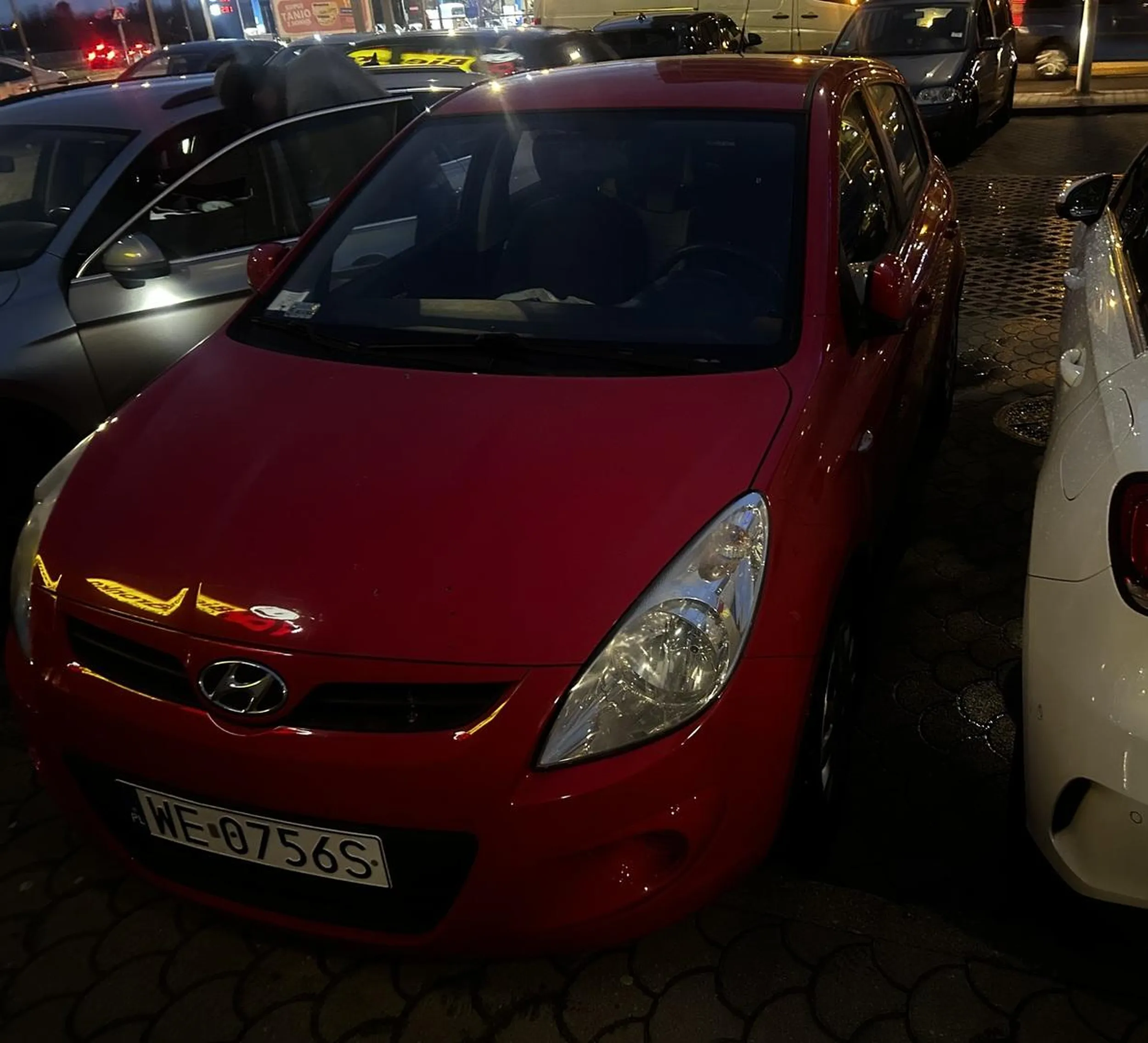 Nie umie parkować, podjeżdża od strony kierowcy tak, że blokuje możliwość wejścia i trzeba wchodzić od pasażera, sam(a) też tak musiał(a) wysiadać, bo nie było szans otworzyć drzwi. PS były miejsca żeby zaparkować normalnie