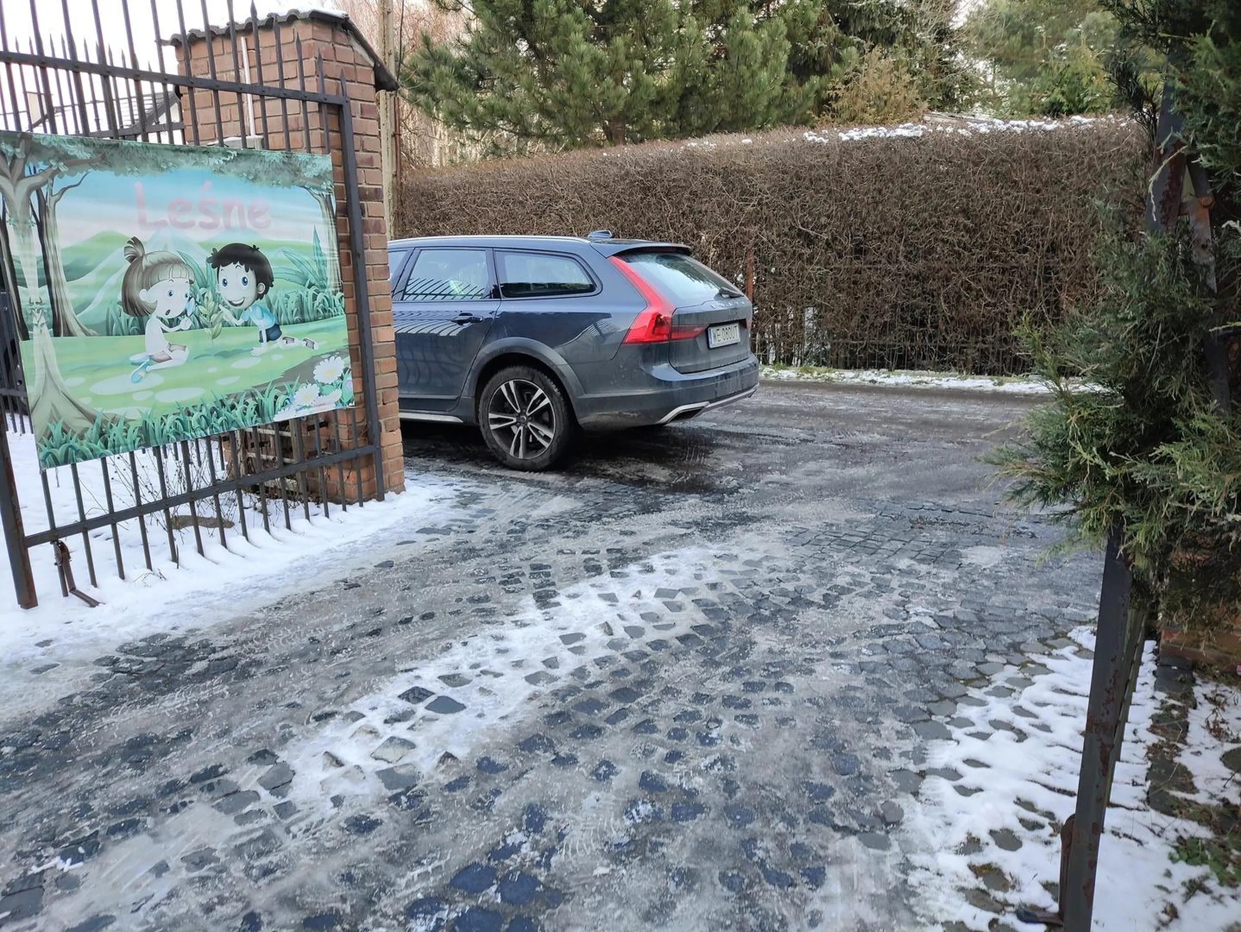 Tragedia. Notorycznie parkuje tak, aby nikt więcej nie mógł skorzystać z parkingu.