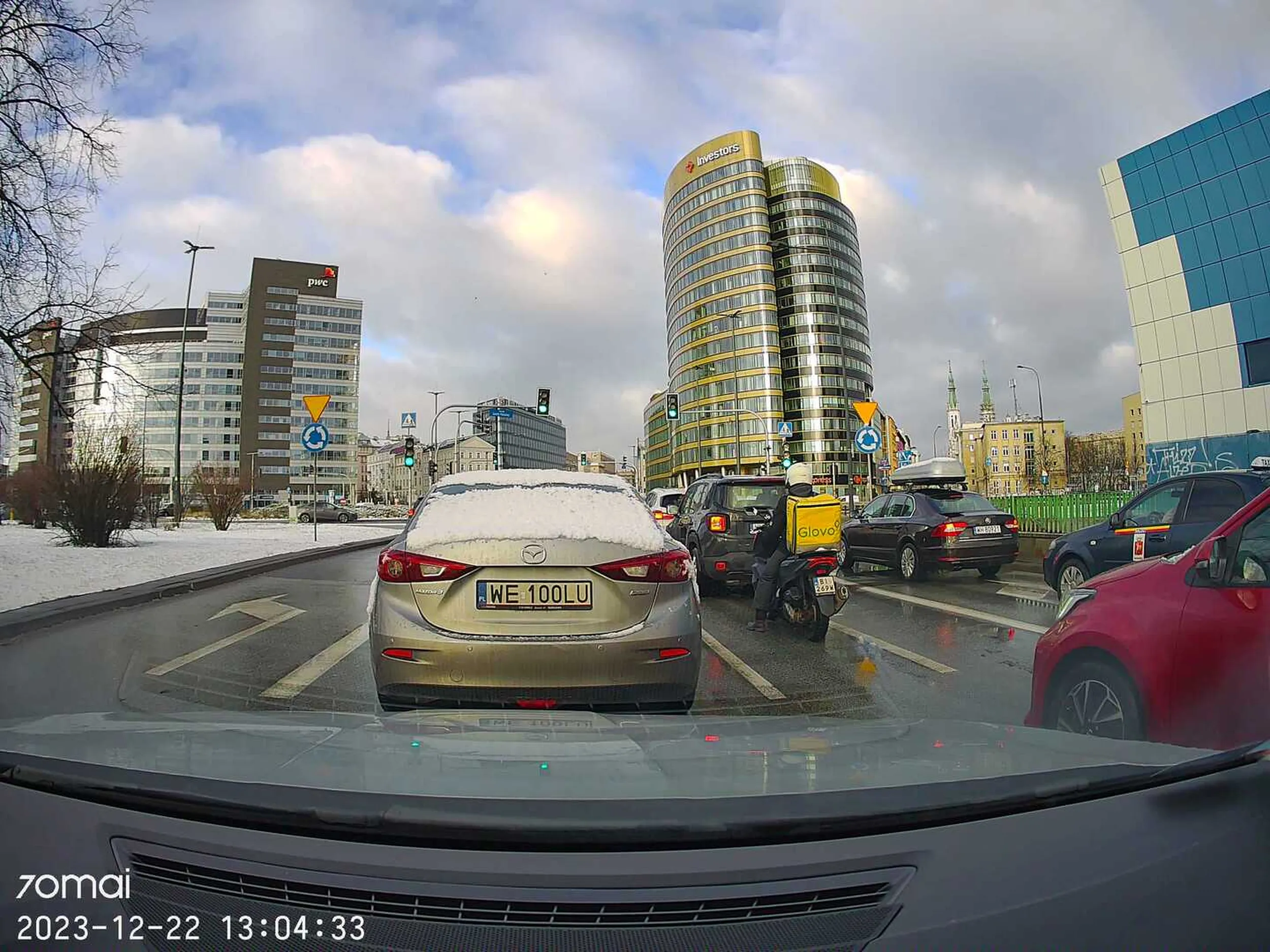 A może jednak zgarniesz śnieg z dachu i z szyby tylniej ?